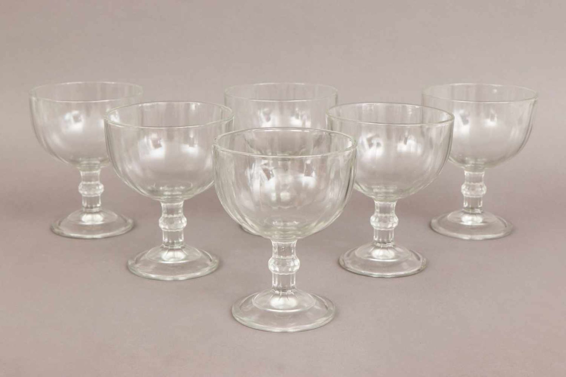 6 Berliner Weisse GläserPressglas, gefächerte Kuppa, Rundstand, H ca. 16,5cm, D 13cm