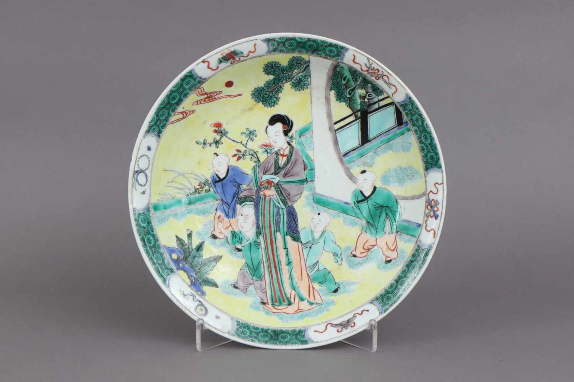 Chinesischer PorzellantellerQing-Dynastie (1644-1912), runder, leicht gemuldeter Teller, im