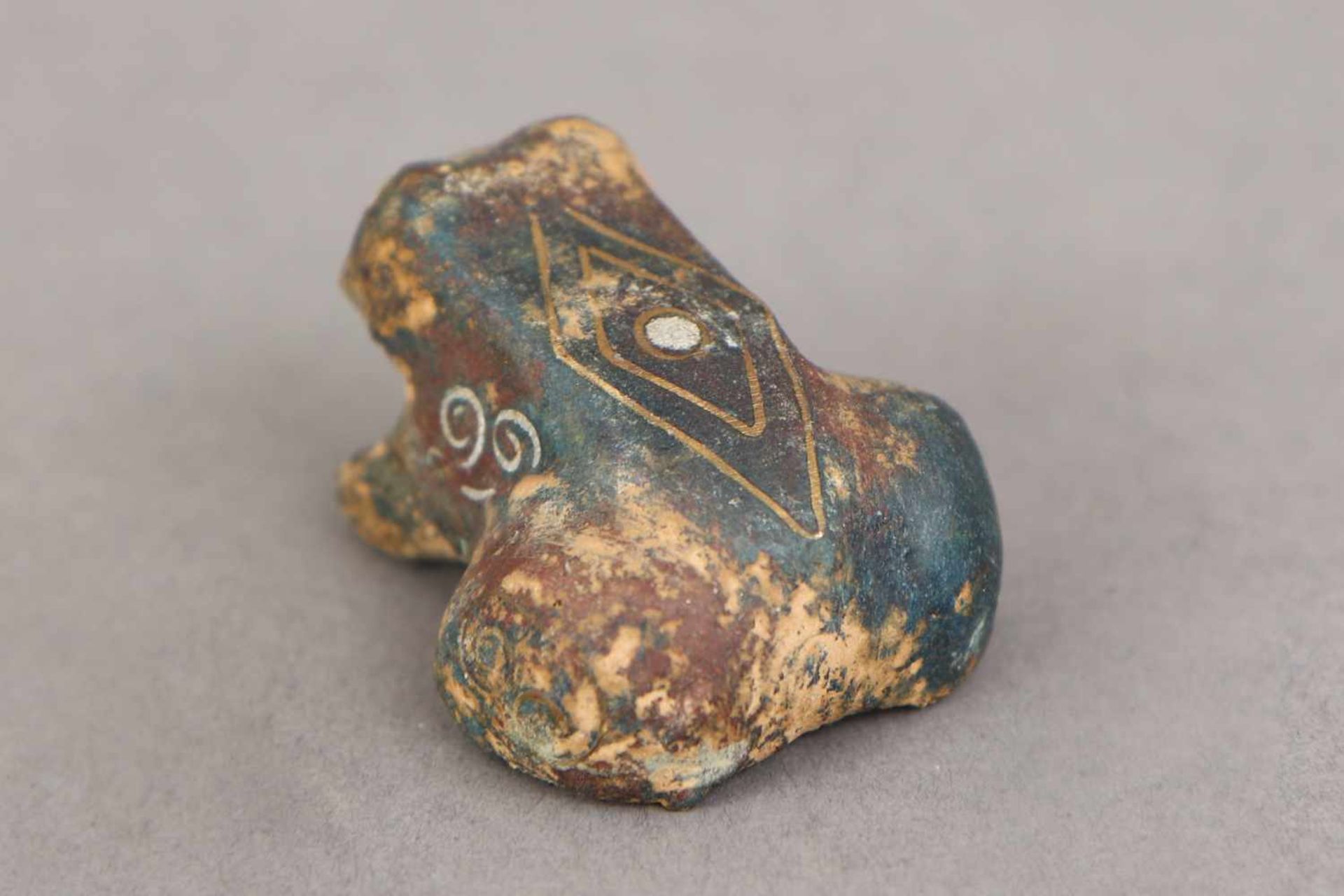 Chinesische Bronze-Figur ¨Frosch¨ im archaischen Stil der Shang-Dynastiegrün patiniert, - Bild 2 aus 2