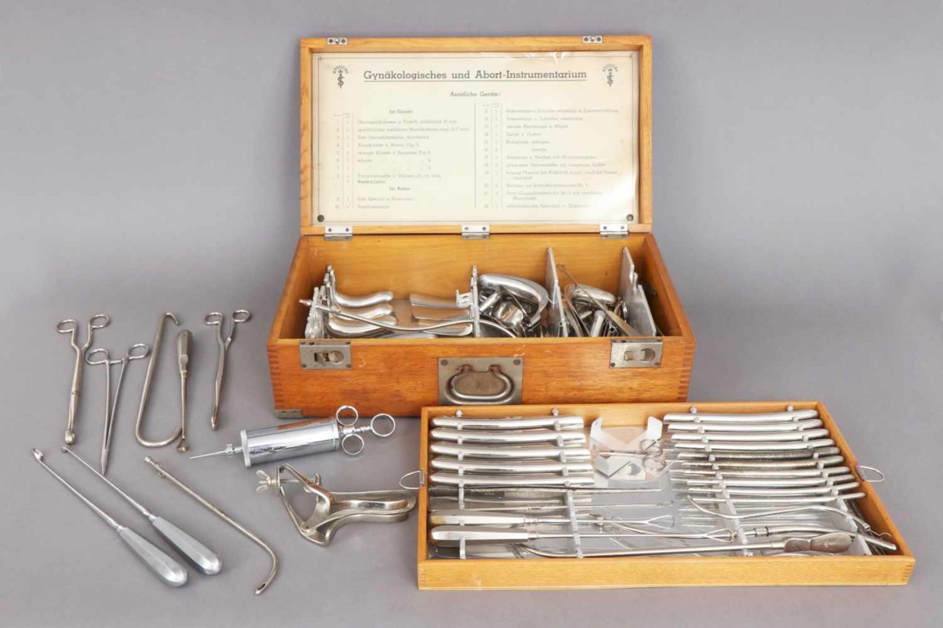 Gynäkologisches und Abort- InstrumentariumHersteller Aesculap, um 1920, Vielzahl Instrumente und - Bild 2 aus 3