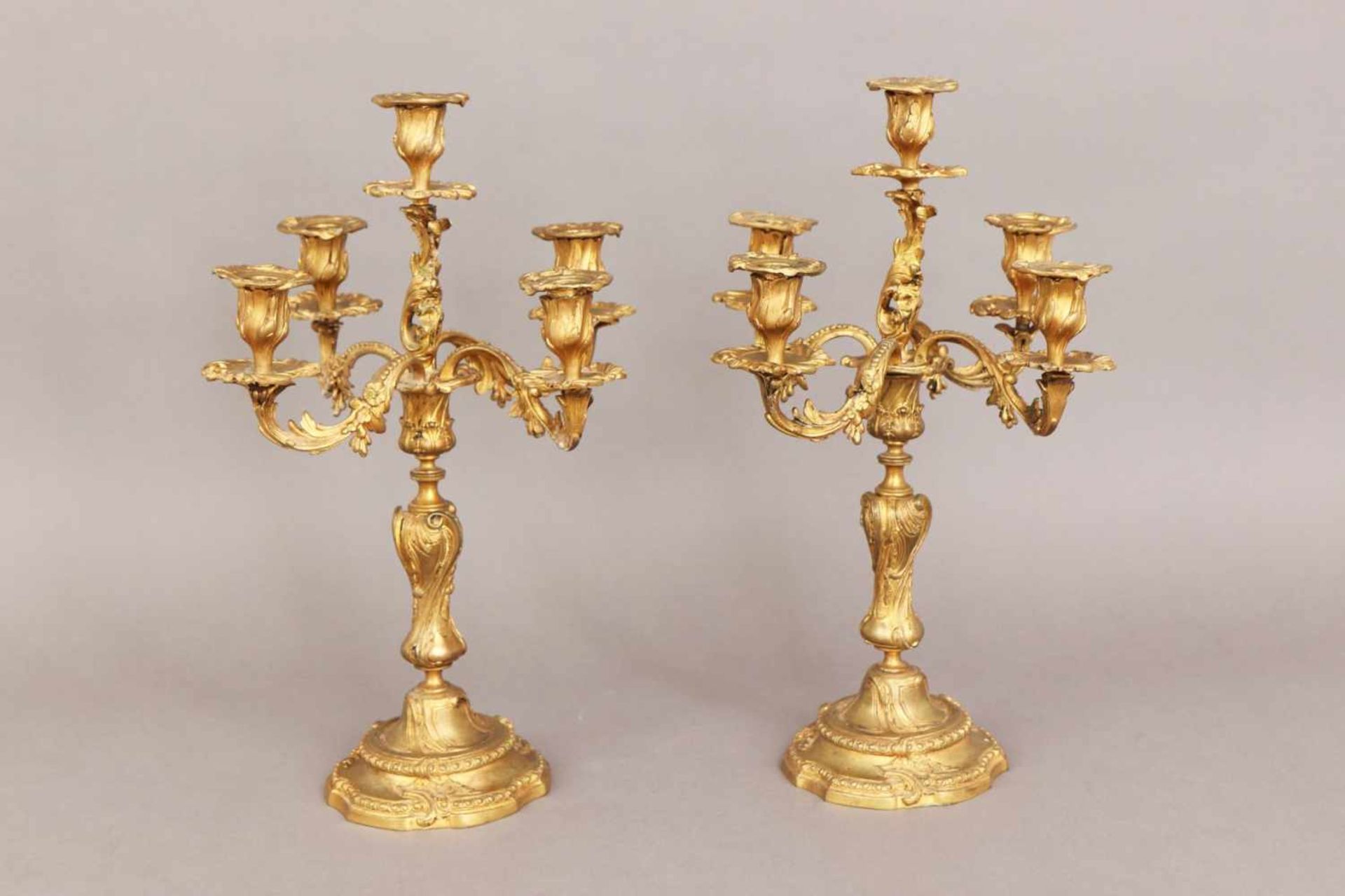 Paar feuervergoldete Bronze GirandolenFrankreich, 19. Jhdt., Formensprache des Rokoko, 5-flammig,