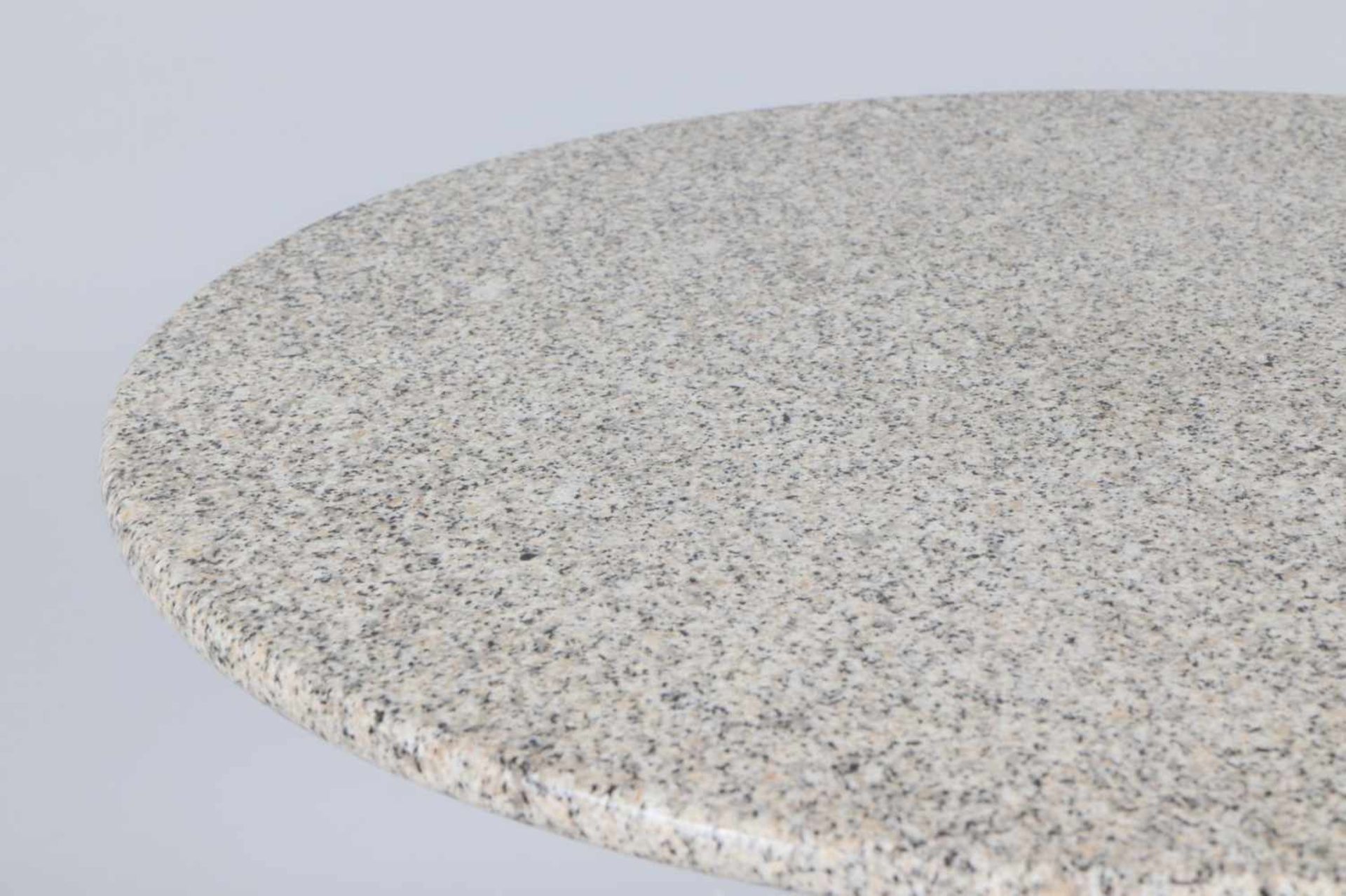 Französischer Garten-/Bistro-Tischrunde, grau-weiß gesprenkelte Granit-Platte auf 3-beinigem - Bild 2 aus 2