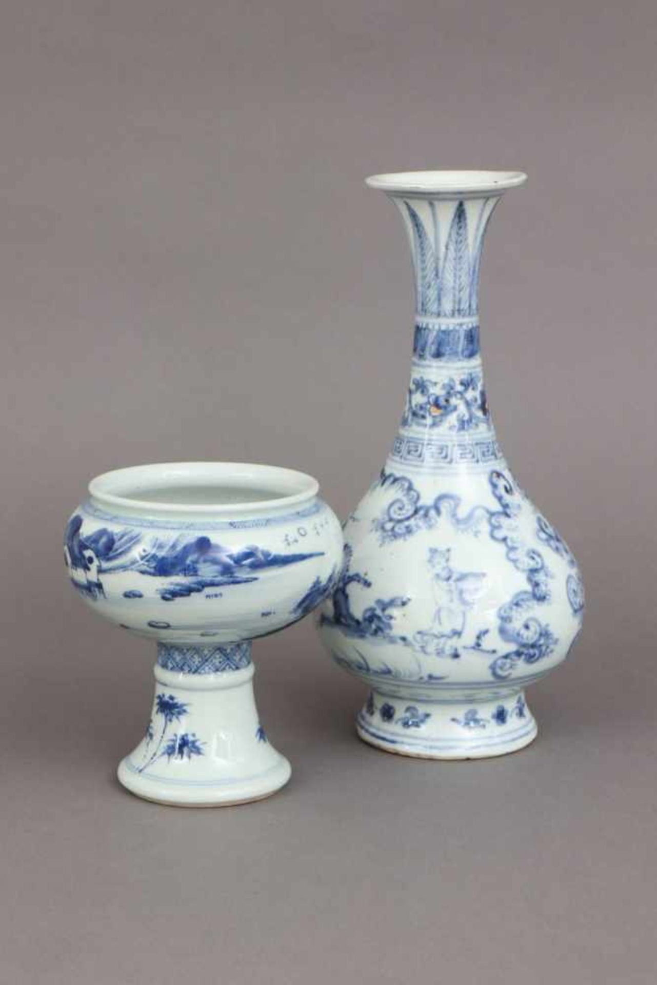 2 Teile chinesisches PorzellanBlaumalerei, 1x tiefbauchige Vase mit Figuren- und Landschaftsdekor (H - Image 2 of 3