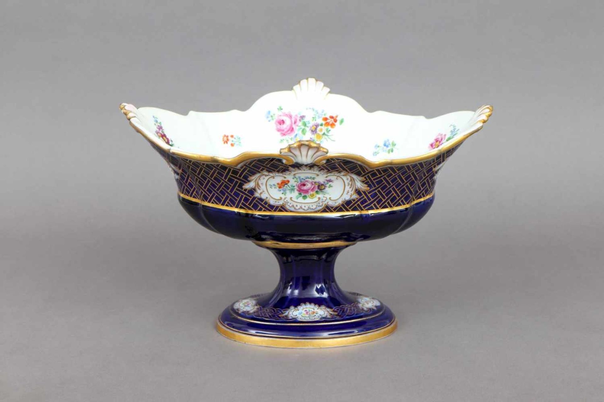 MEISSEN Fußschaleum 1850-1924, ovale Schale mit passigem Rand auf ovalem, eingezogenem Stand,