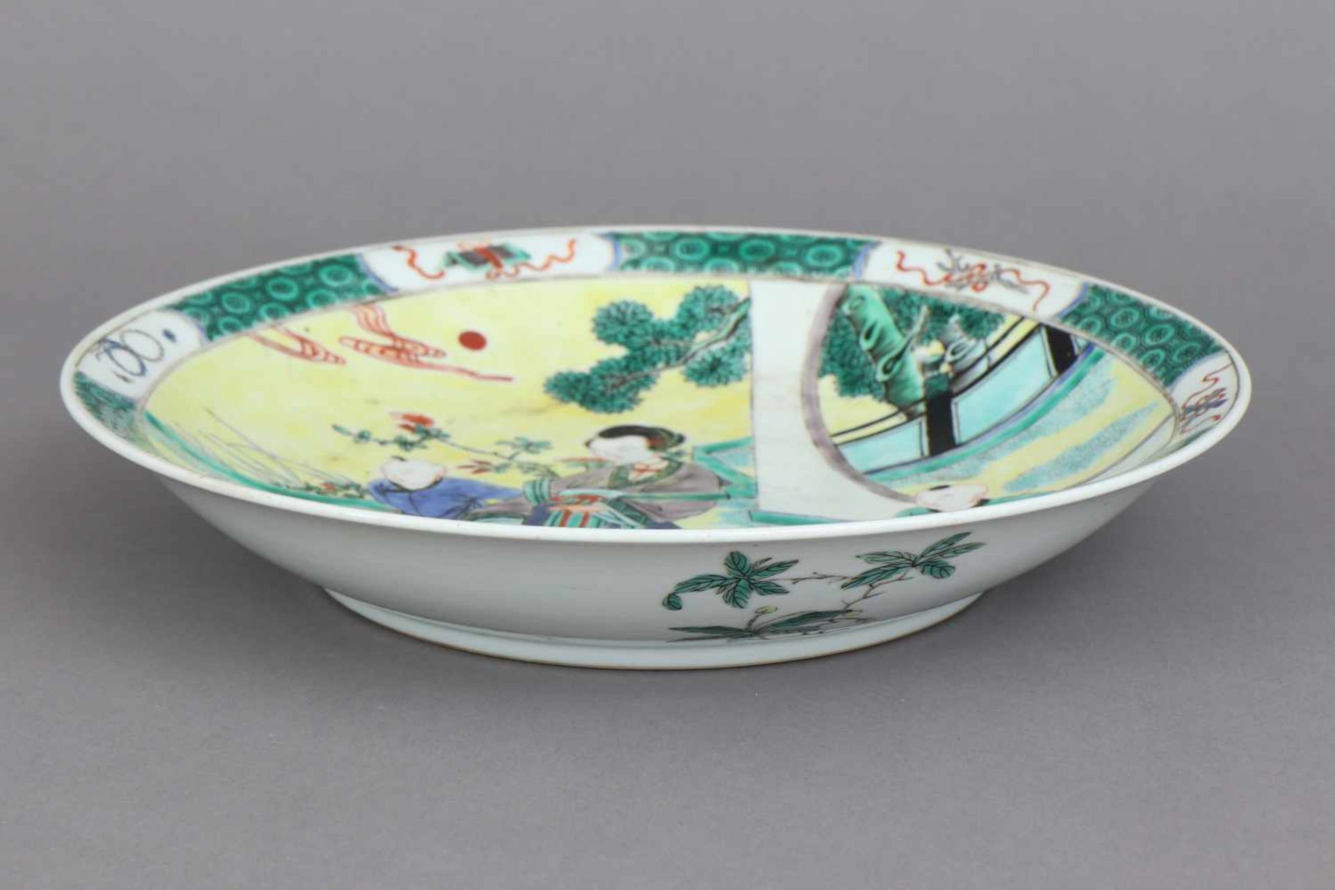 Chinesischer PorzellantellerQing-Dynastie (1644-1912), runder, leicht gemuldeter Teller, im - Bild 2 aus 3