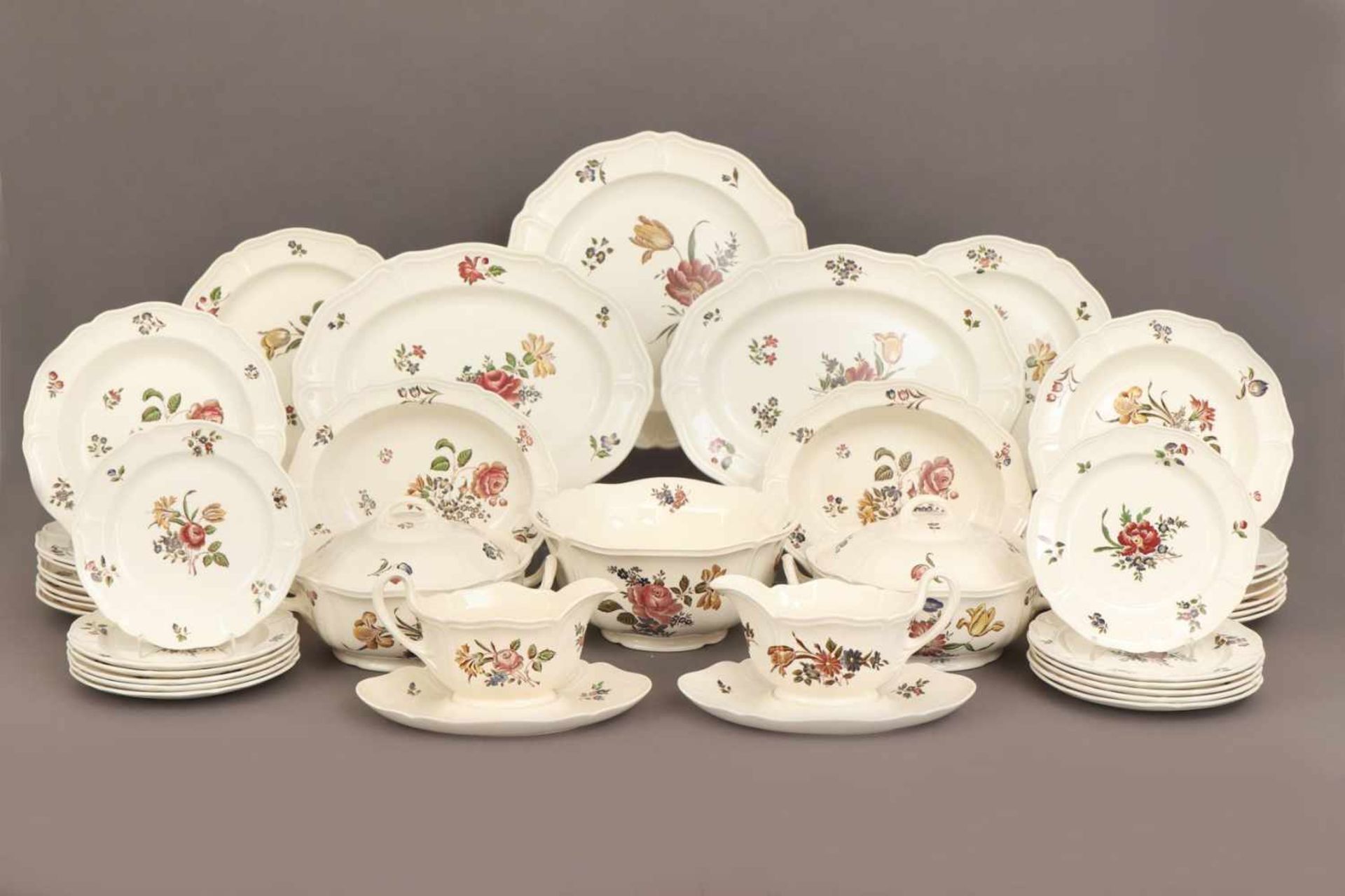 WEDGWOOD SpeiseserviceMitte 20. Jhdt., sog. ¨Queens Ware¨, polychromer Blumen-Dekor ¨Queens sprays¨,