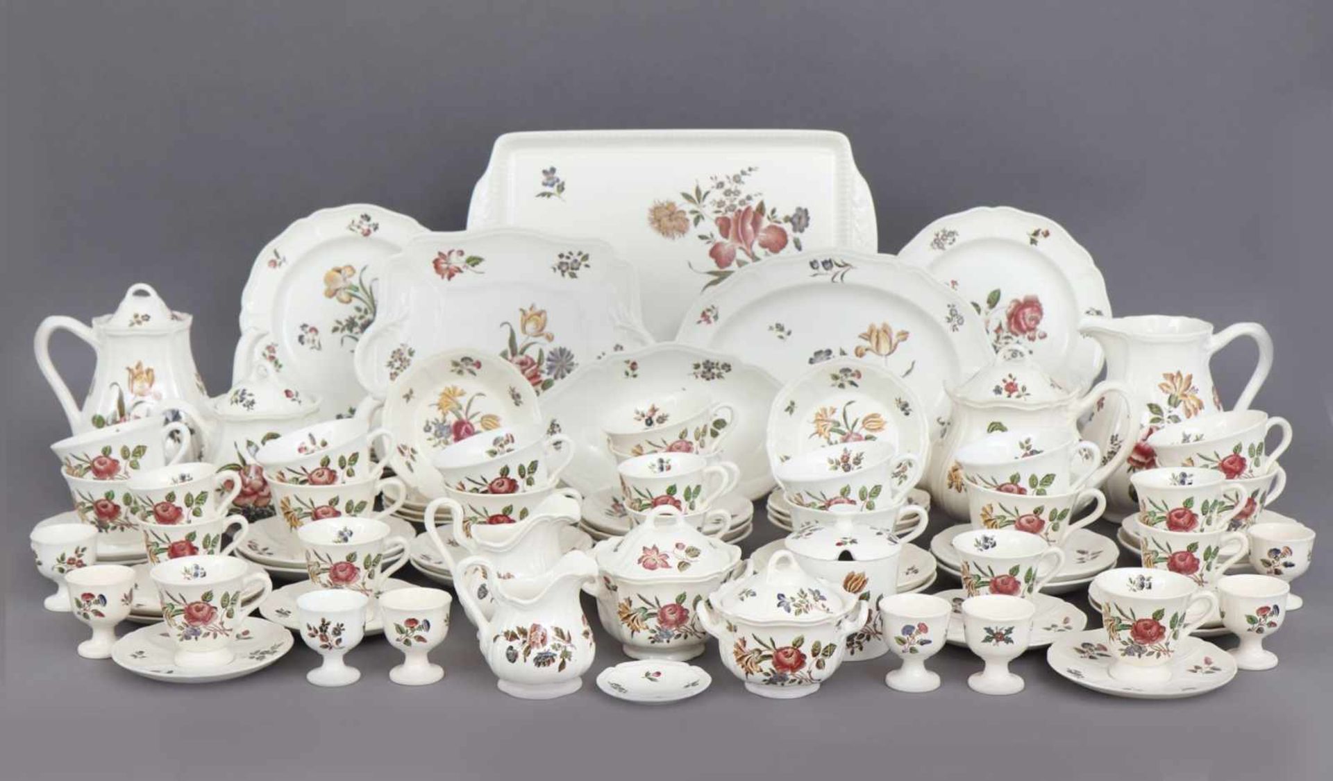 WEDGWOOD FrühstücksserviceMitte 20. Jhdt., sog. ¨Queens Ware¨, polychromer Blumen-Dekor ¨Queens