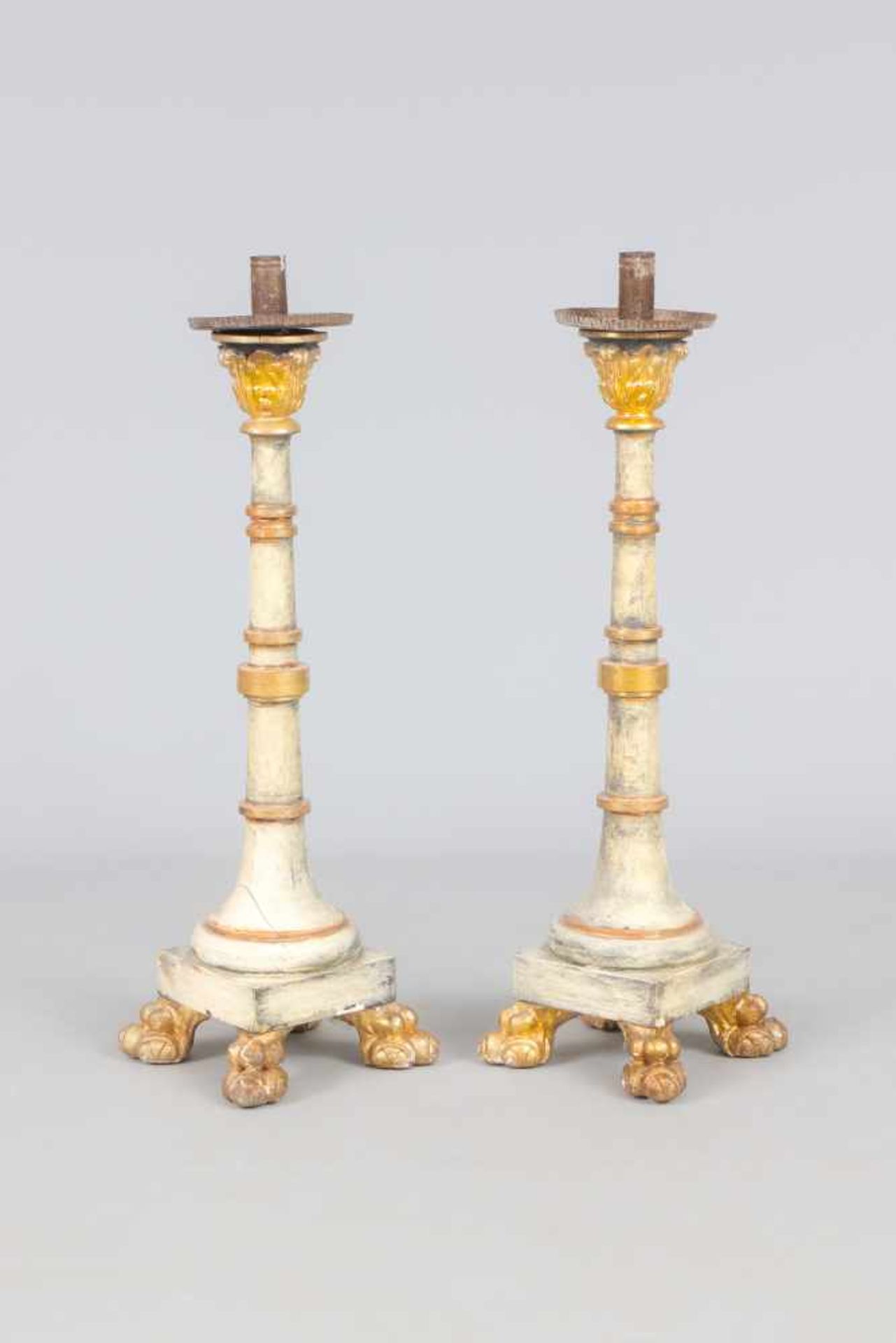 Paar sakrale Holz-Leuchter des Barockhell gefasst und partiell blattvergoldet, wohl Veneto, um 1800,