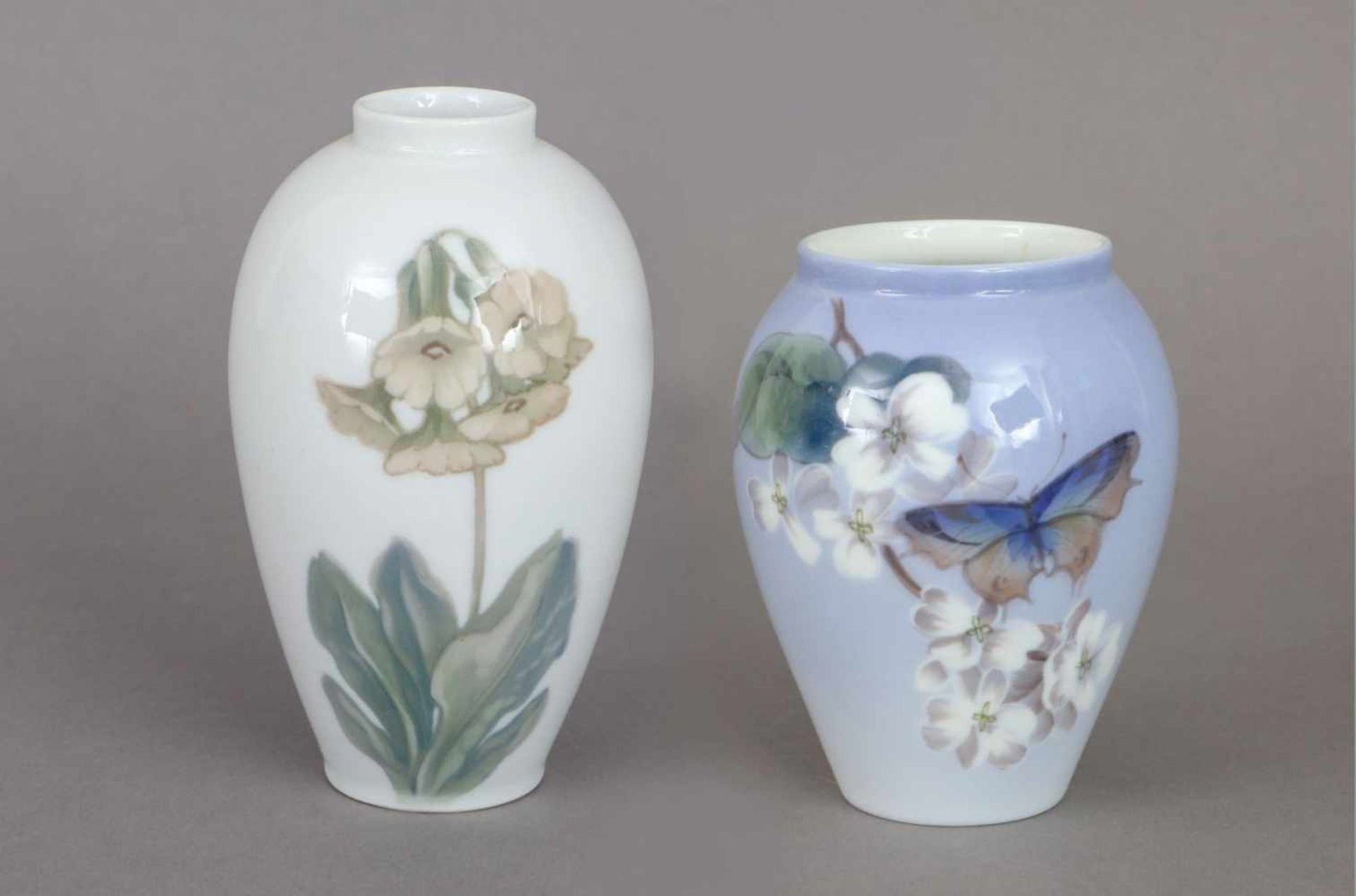 Paar ROYAL COPENHAGEN Vasen1960er Jahre, amphorenförmiger Korpus mit kurzem geraden Hals,