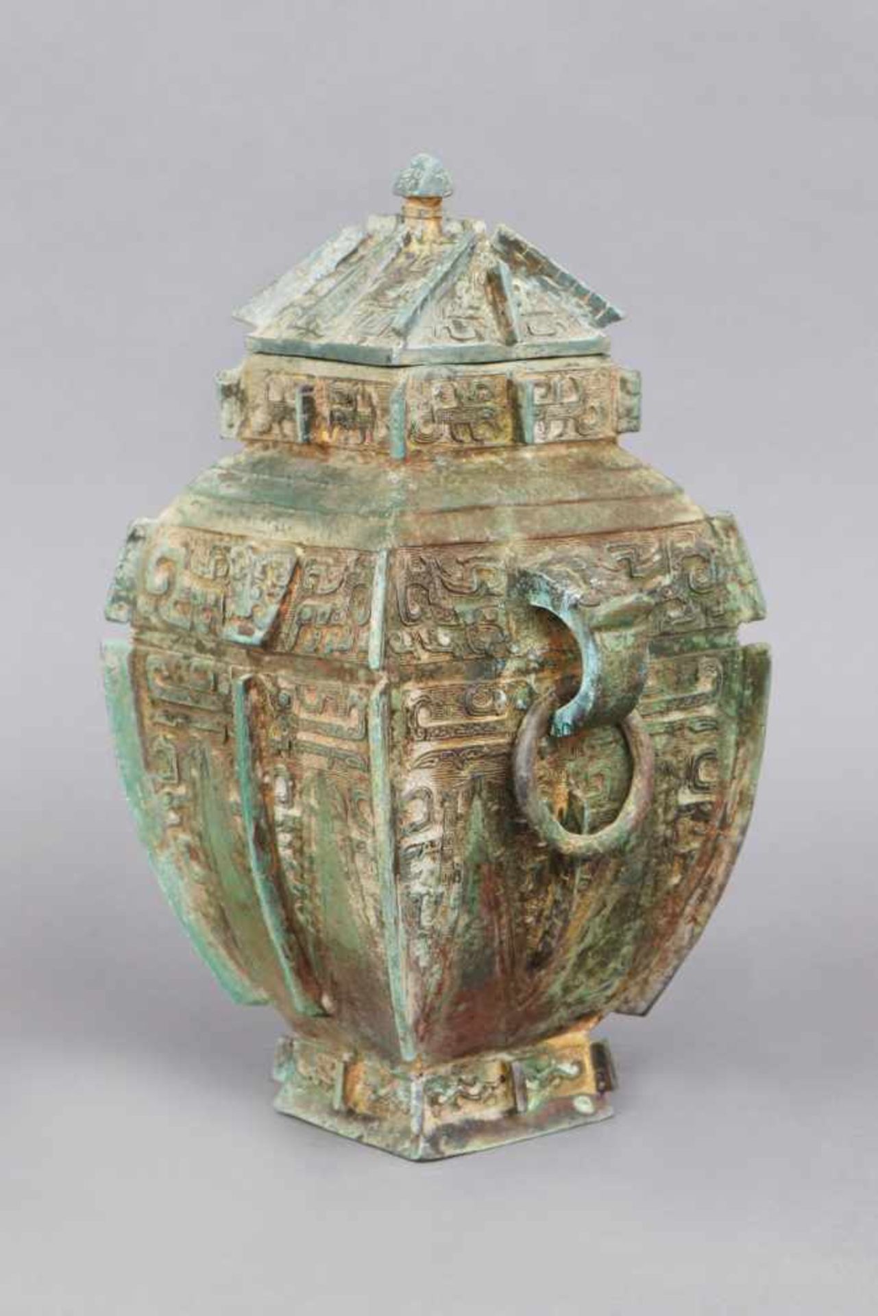 Chinesisches Ritualgefäß im Stile der Shang-DynastieBronze, grün patiniert, Alter unbestimmt, Hu-