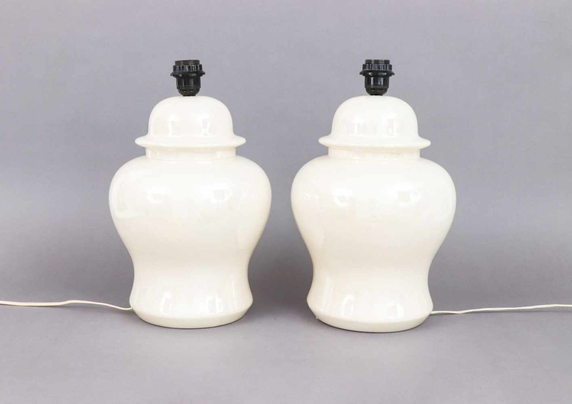 Paar TOMMASO BARBI TischlampenKeramik in Form von Deckelvasen, eifenbeinfarbende Glasur, um 1970, je