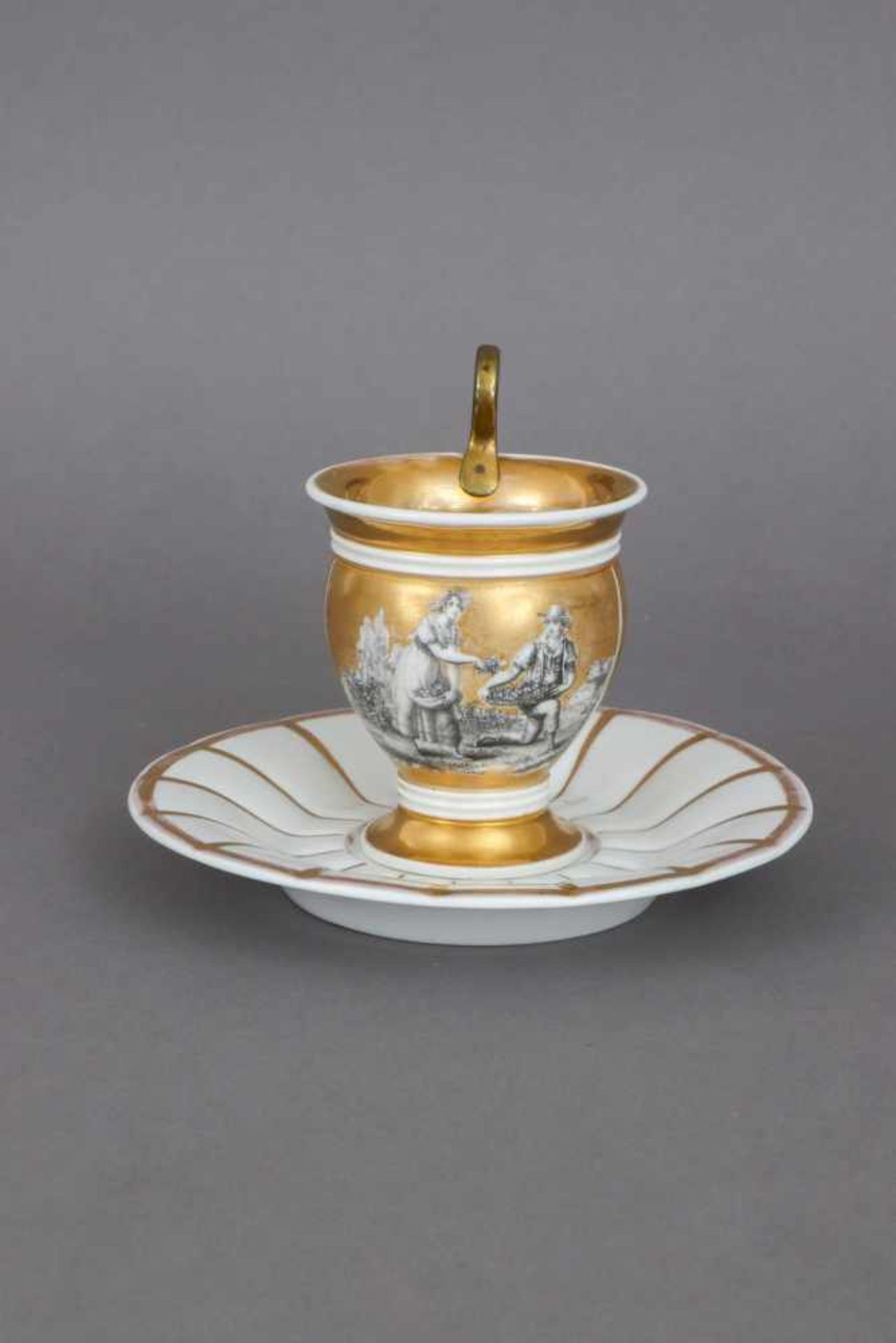 Biedermeier Tasse mit Grisaille-MalereiMitte 19. Jhdt., ovoider Korpus auf gekehltem Rundfuß und