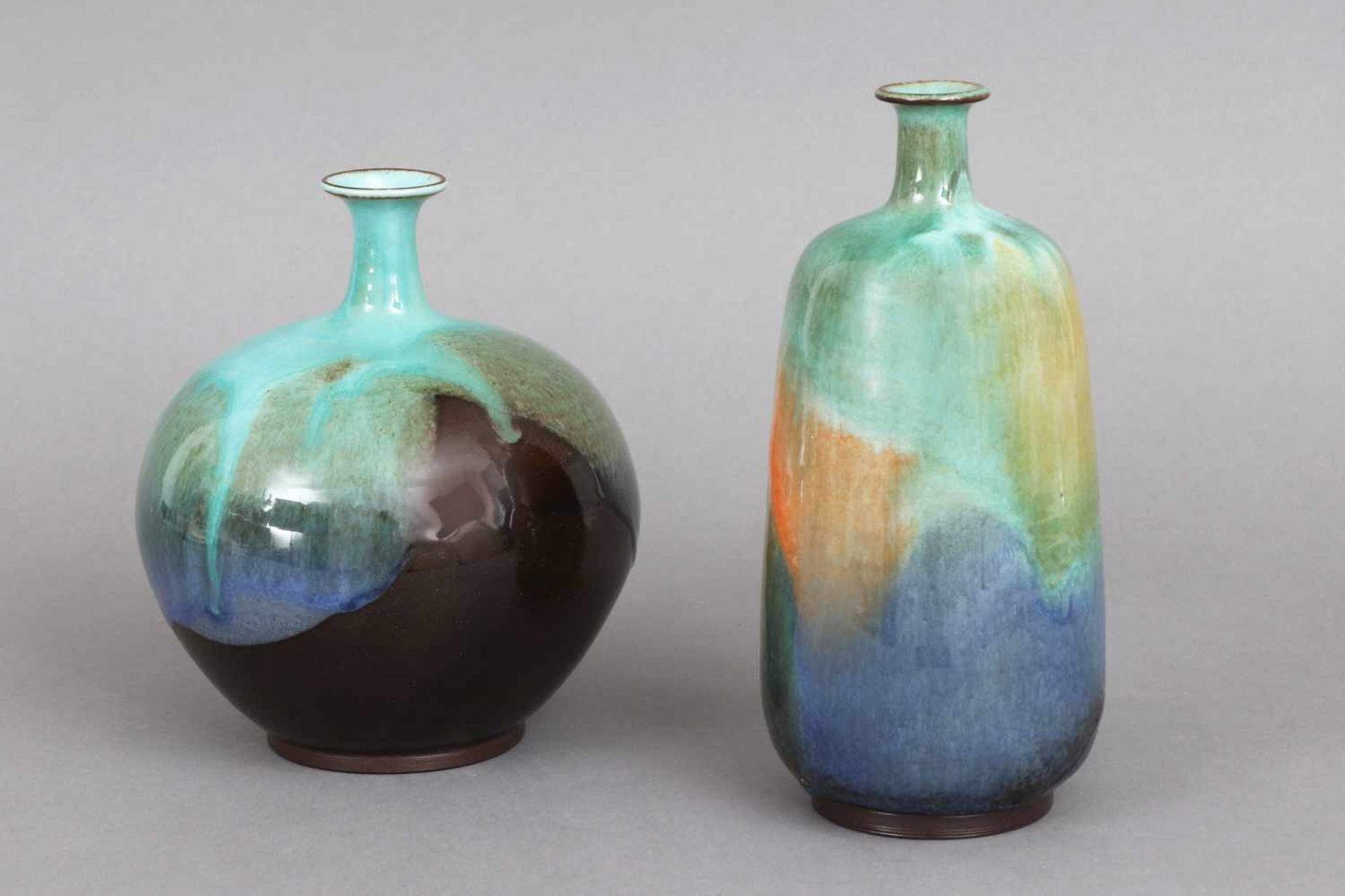 2 Keramik Vasen20. Jhdt.,1x kegelförmig, 1x kugelförmig, grün-blaue Verlaufglasur, am Boden - Bild 2 aus 2