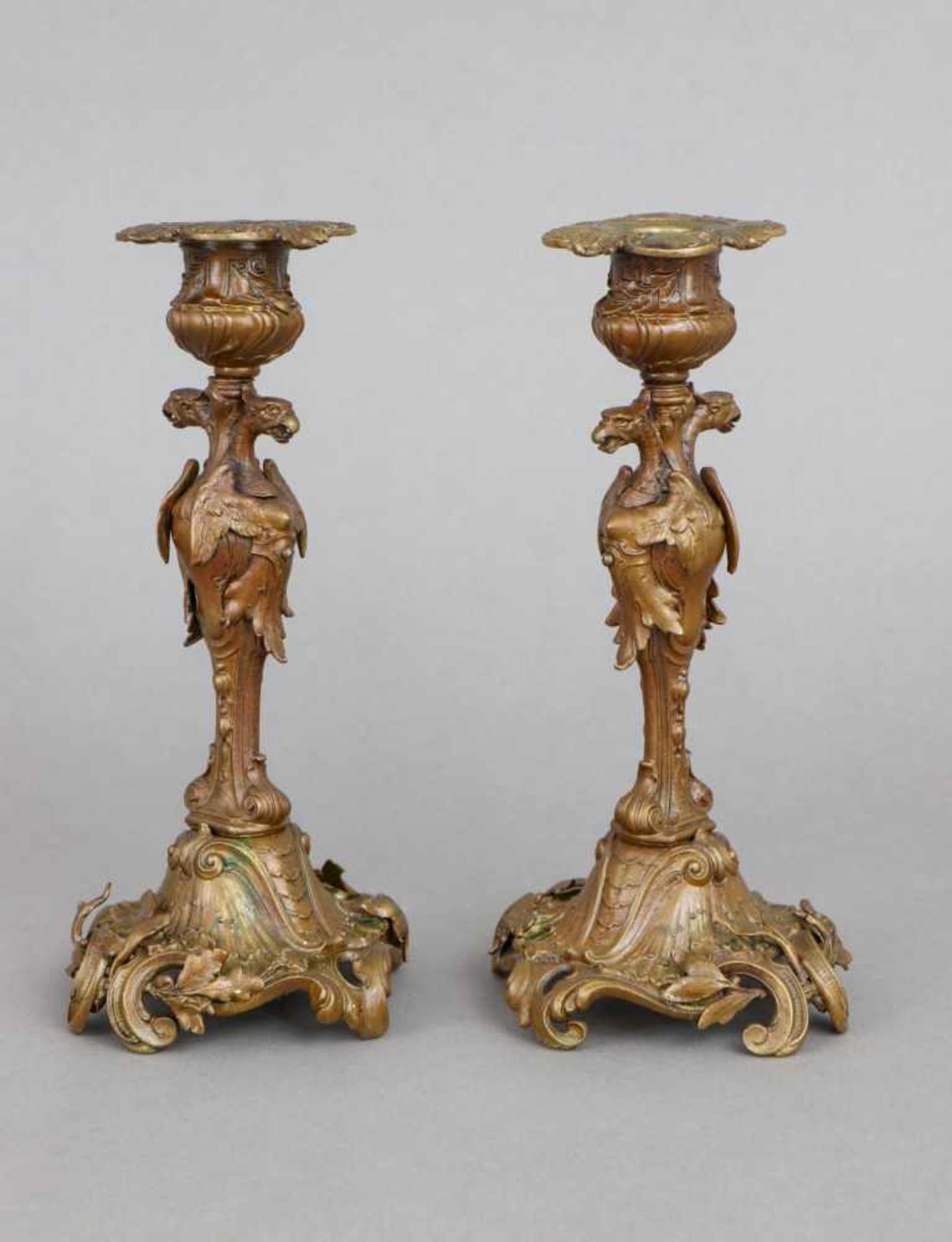 Paar Tischleuchter im Stile des EmpireBronze, Frankreich, Napoleon III. (2. Hälfte 19. Jhdt.), - Bild 2 aus 2