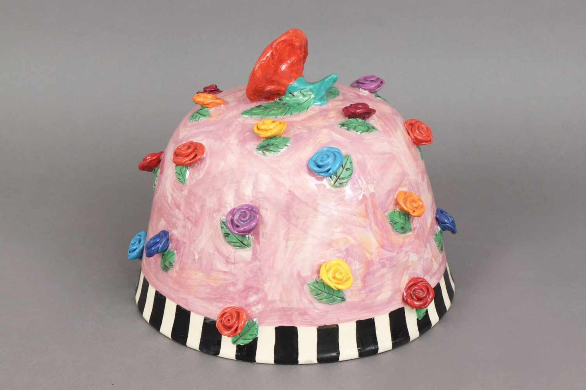MARY ROSE YOUNG (1958) ¨Speiseglocke¨ (Cloche)Keramik, perlmutt-rosa glasierte Kuppel mit - Image 2 of 3