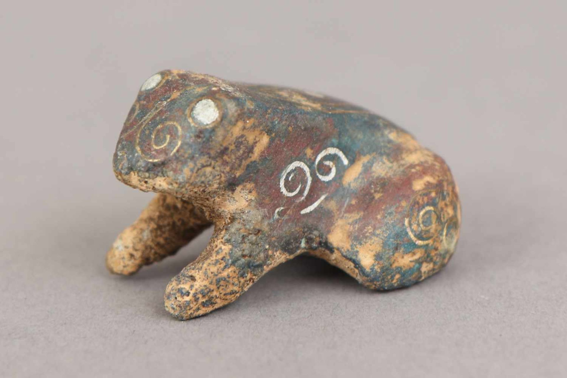 Chinesische Bronze-Figur ¨Frosch¨ im archaischen Stil der Shang-Dynastiegrün patiniert,