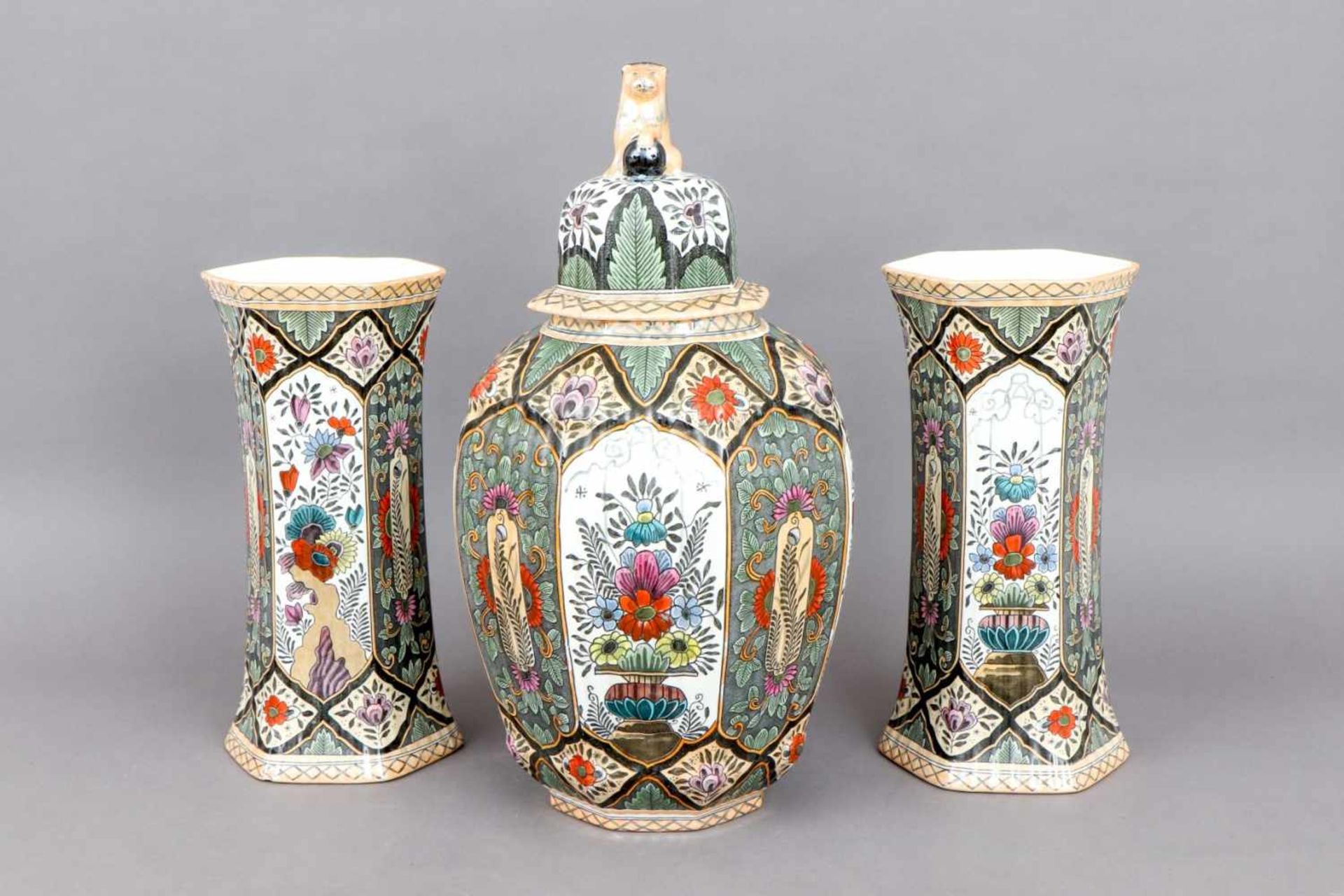 DELFT Keramik Vasen-Setum 1900/1920, 3-teilig, bestehend aus 1 Deckelvase und 2 6-Kant-Vasen,