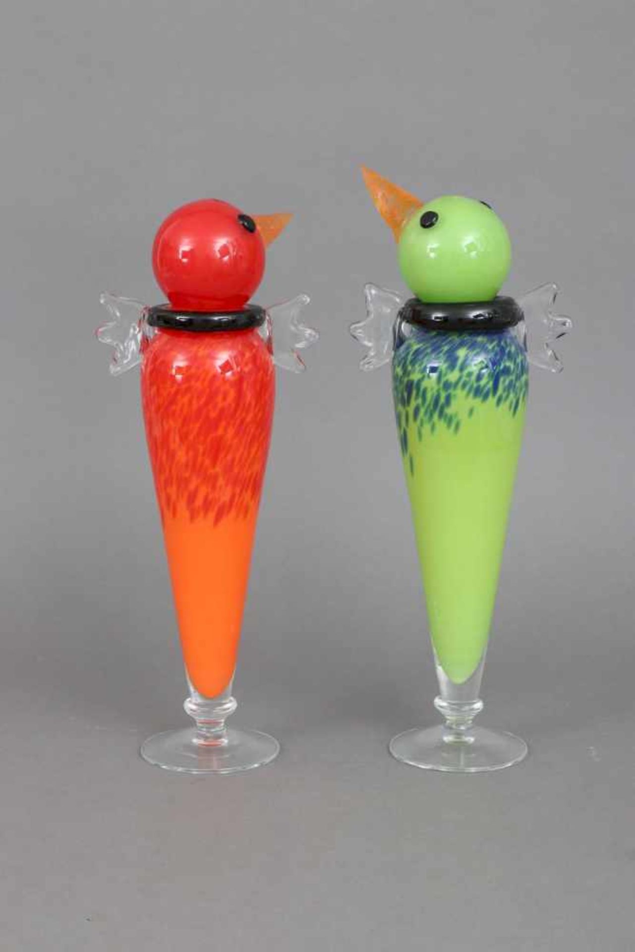 Paar ANNA ÖRNBERG Glaskaraffen ¨Flax¨ für STRÖMBERGSHYTTANVogelform, rot/orange bzw. blau/grün, - Bild 2 aus 3