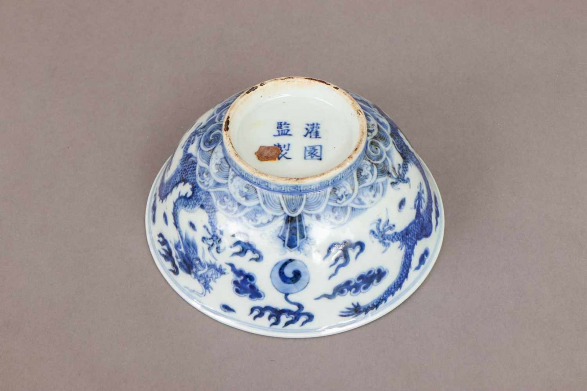 Chinesische Schale mit KaiserdrachenPorzellan, runde, weit ausgestellte Form auf eingezogenem - Bild 3 aus 4