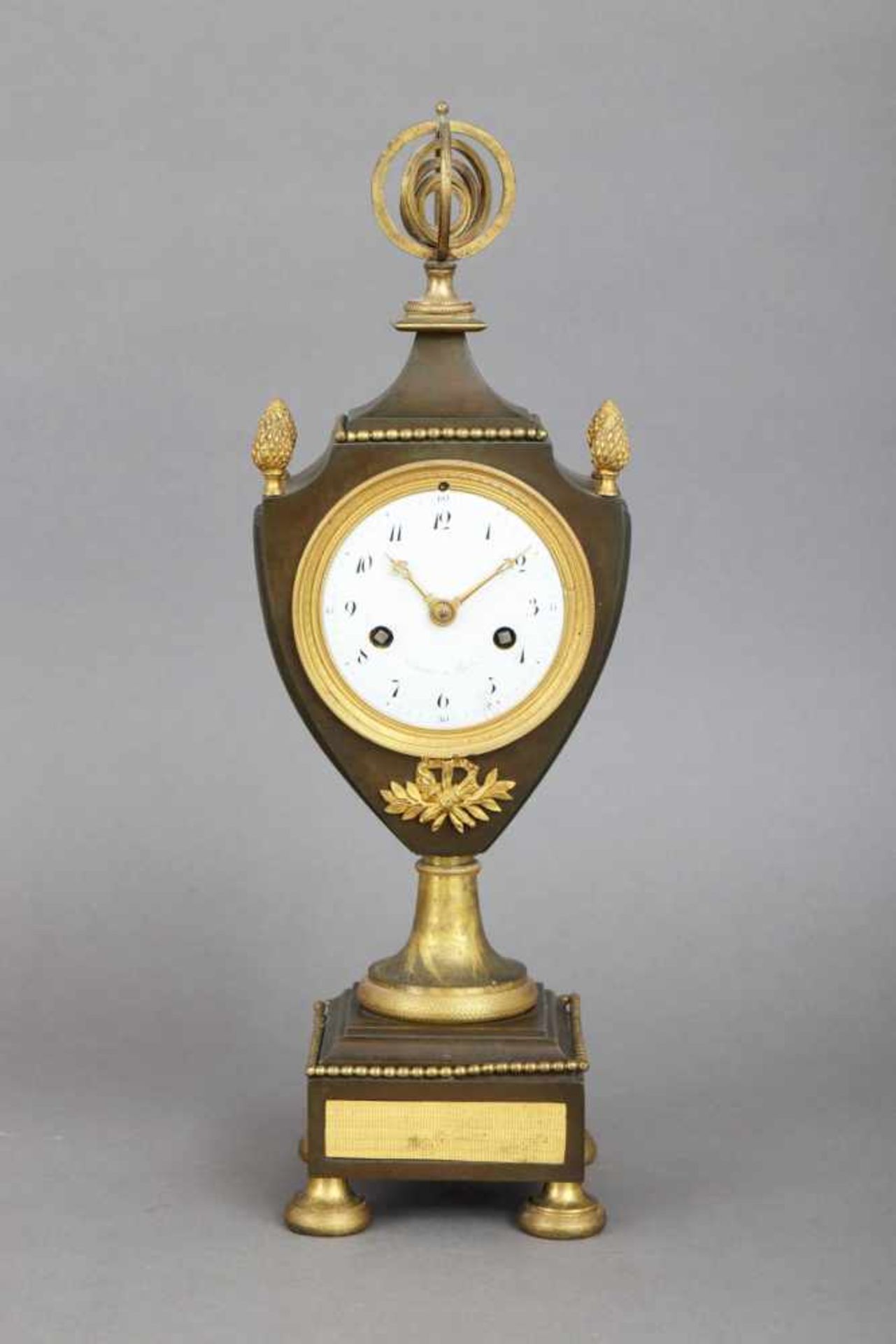 Pariser Vasenuhr im Stile des Empireum 1800, gebräunte und vergoldete Bronze, schildförmiger