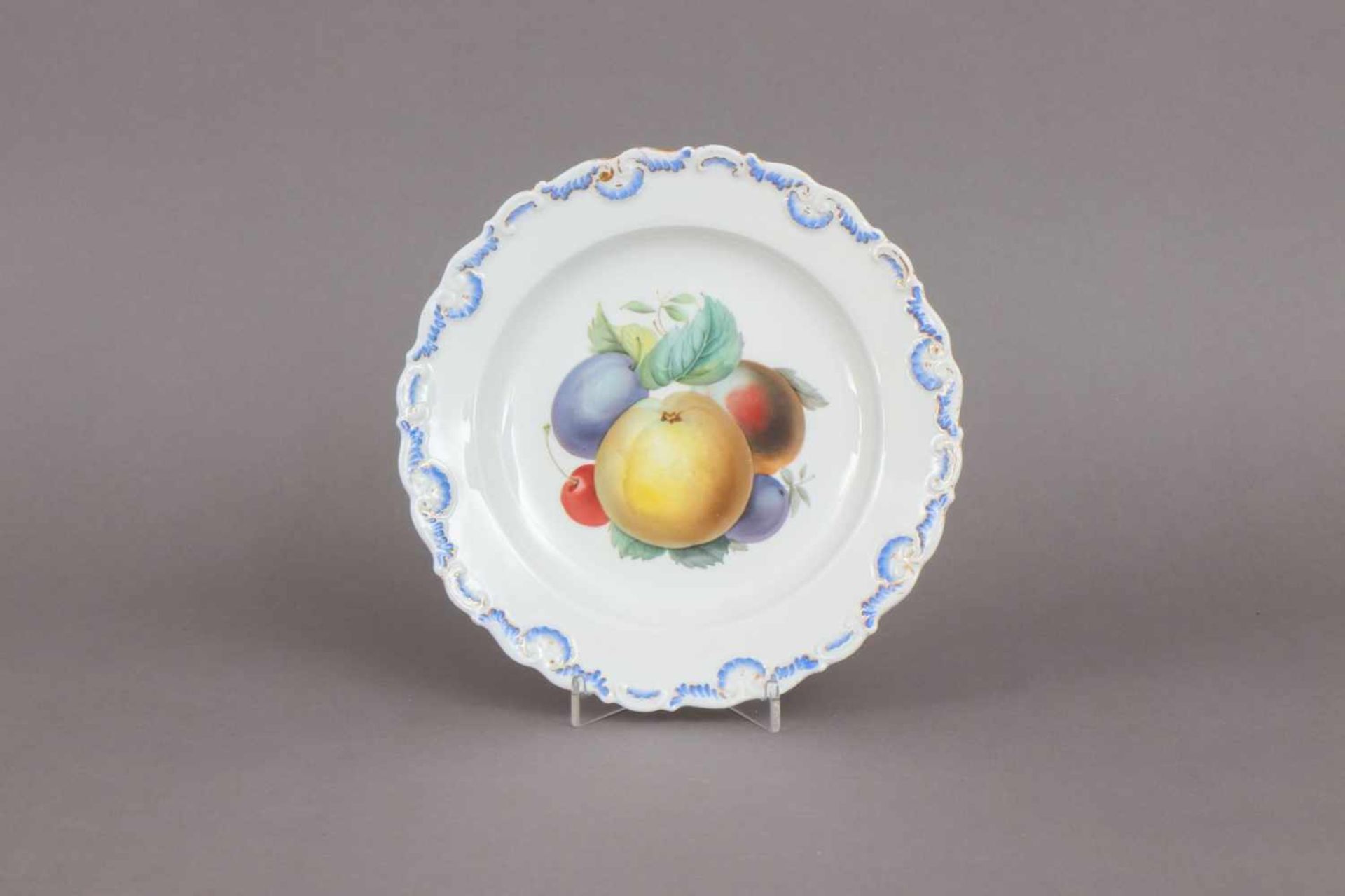 MEISSEN Zierteller mit Obstdekorum 1850-1924, runde, leicht vertiefte Form, auf der Fahne