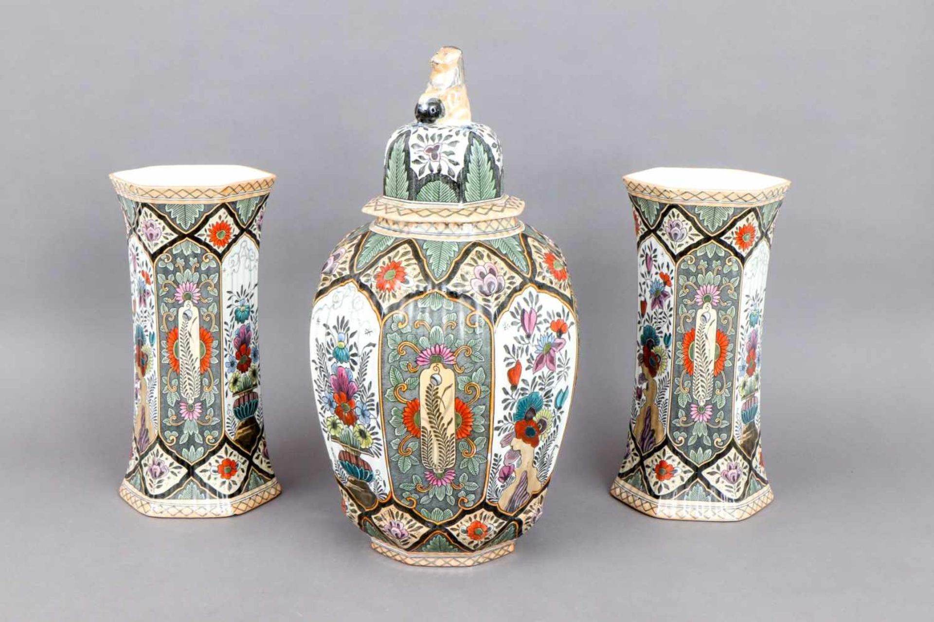 DELFT Keramik Vasen-Setum 1900/1920, 3-teilig, bestehend aus 1 Deckelvase und 2 6-Kant-Vasen, - Image 2 of 4