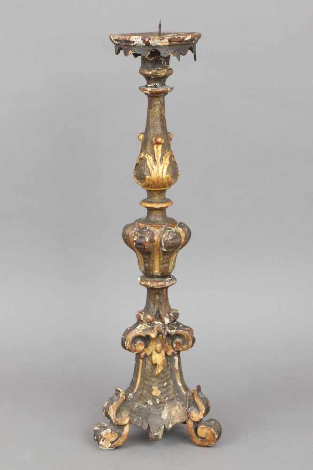 Sakral-Leuchter des BarockHolz, geschnitzt und dunkel gefasst sowie goldstaffiert, wohl Italien, 19. - Bild 2 aus 4