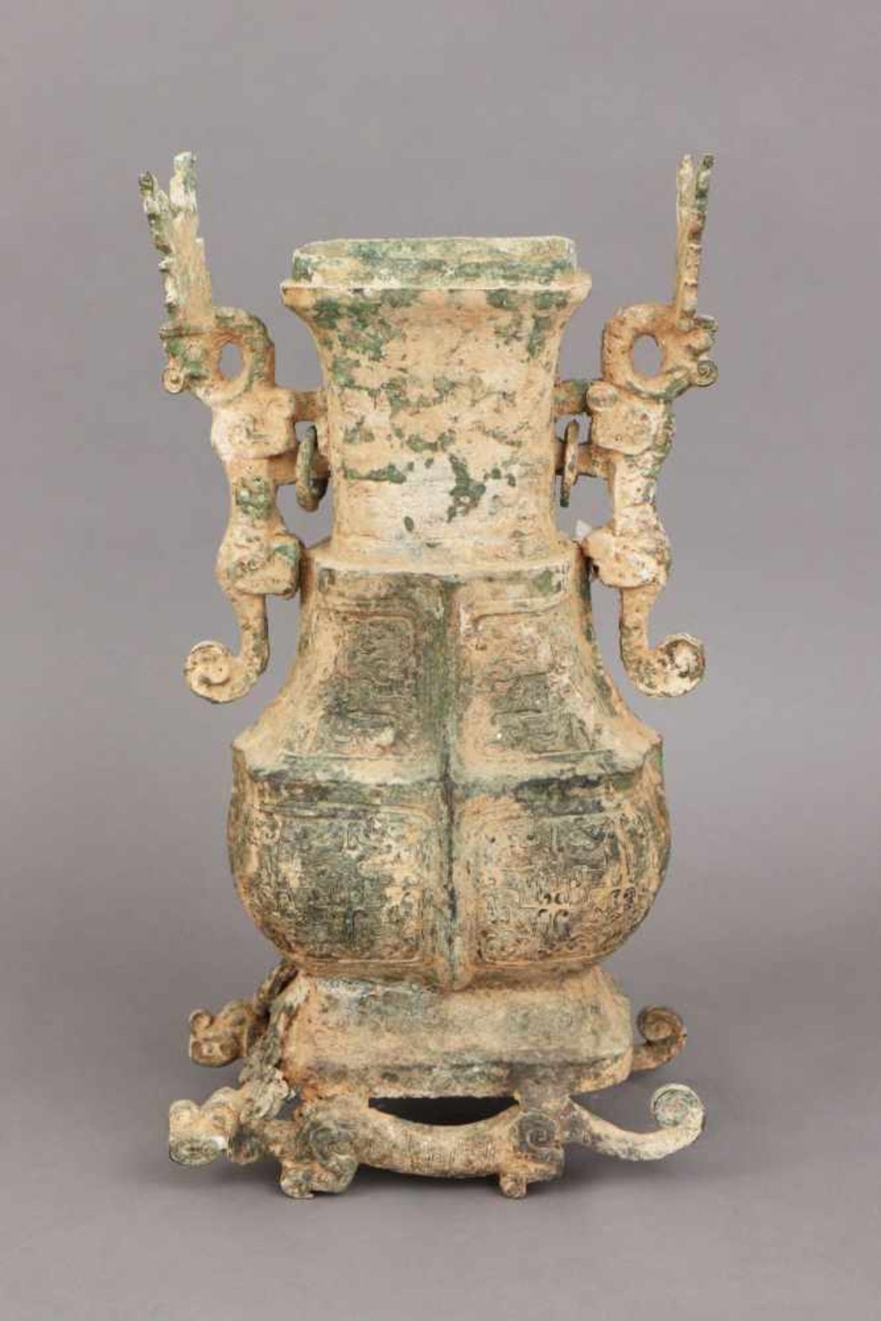 Großes chinesisches Bronze-Ritualgefäß/Weinkanne im Stile der Shang-Dynastiegrün patiniert, Alter - Bild 2 aus 3