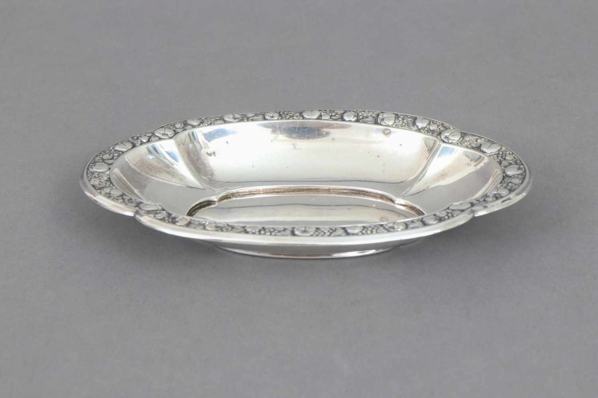 Silber Anbietschälchen800er Silber, Deutsch, um 1910, oval-passige, vertiefte Form, Reliefrand mit