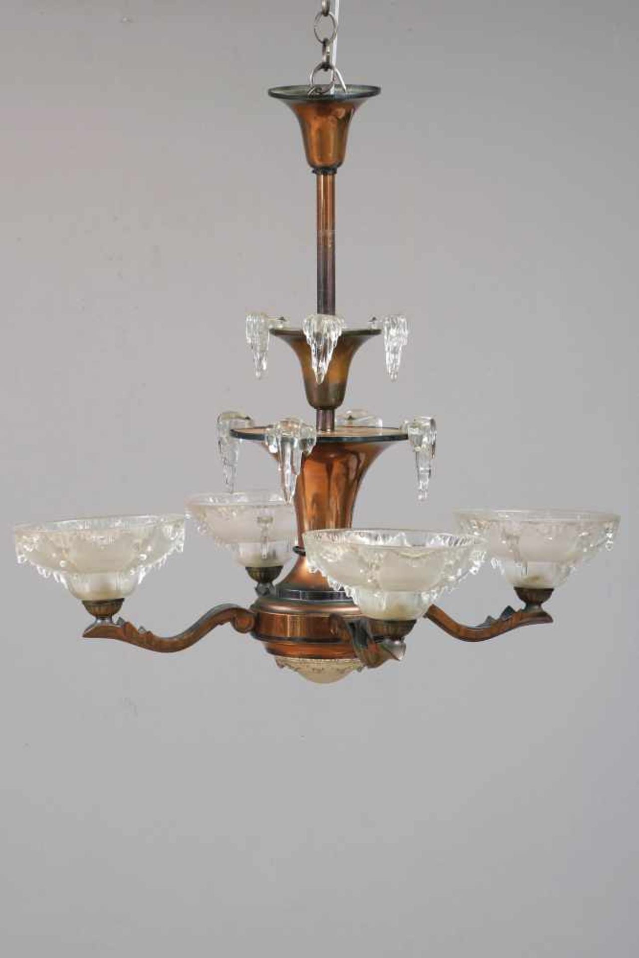 Art Deco DeckenlampeKupfer, Kaskadenform (gestuft), 4 satinierte Glasschalen mit ¨Zapfen¨-Dekor, H