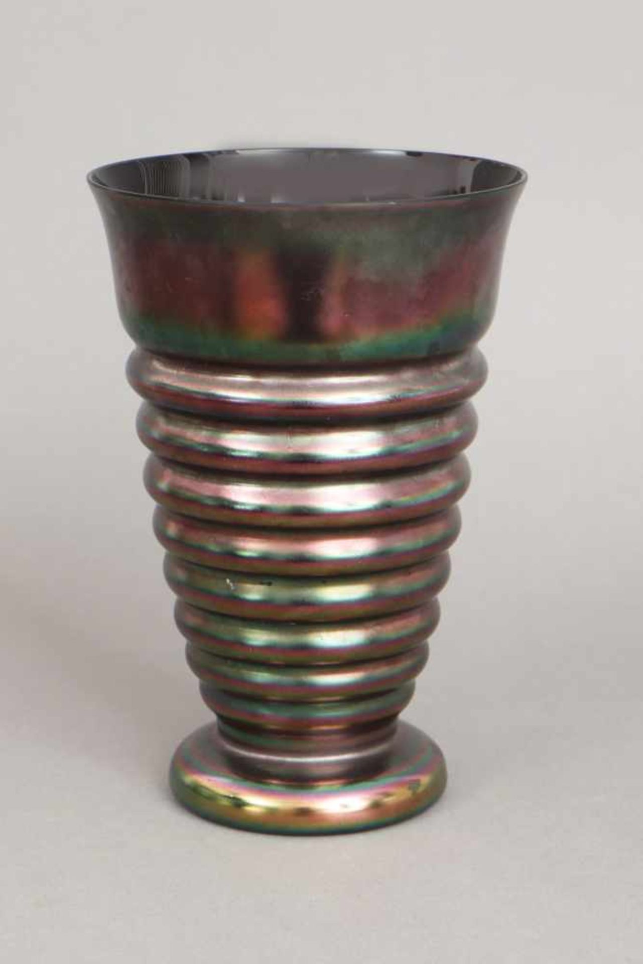 Glasvase der 1920er Jahreviolett irisierendes, marmoriertes Glas, Trichterform mit Ringen, am