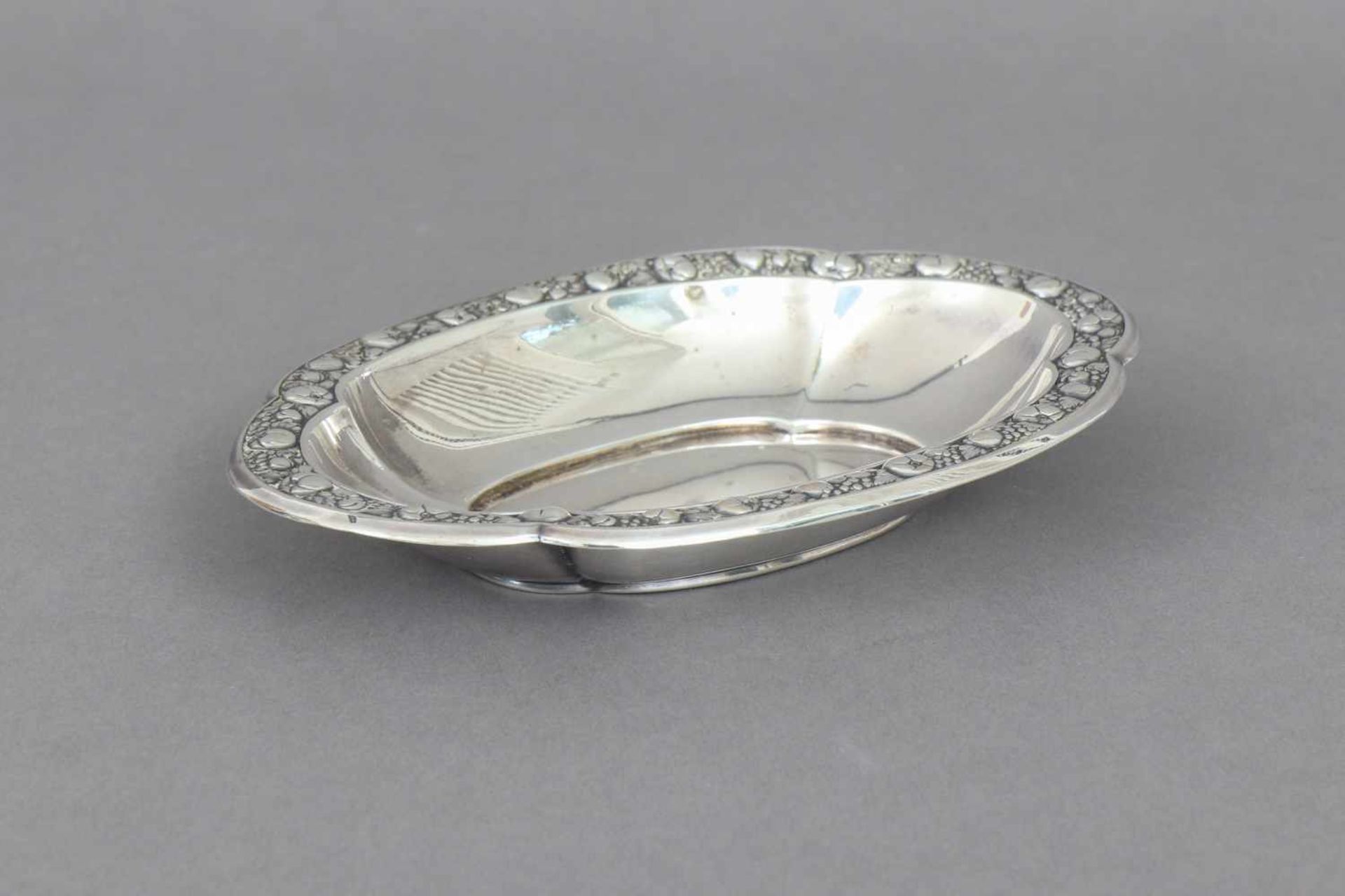 Silber Anbietschälchen800er Silber, Deutsch, um 1910, oval-passige, vertiefte Form, Reliefrand mit - Bild 2 aus 2