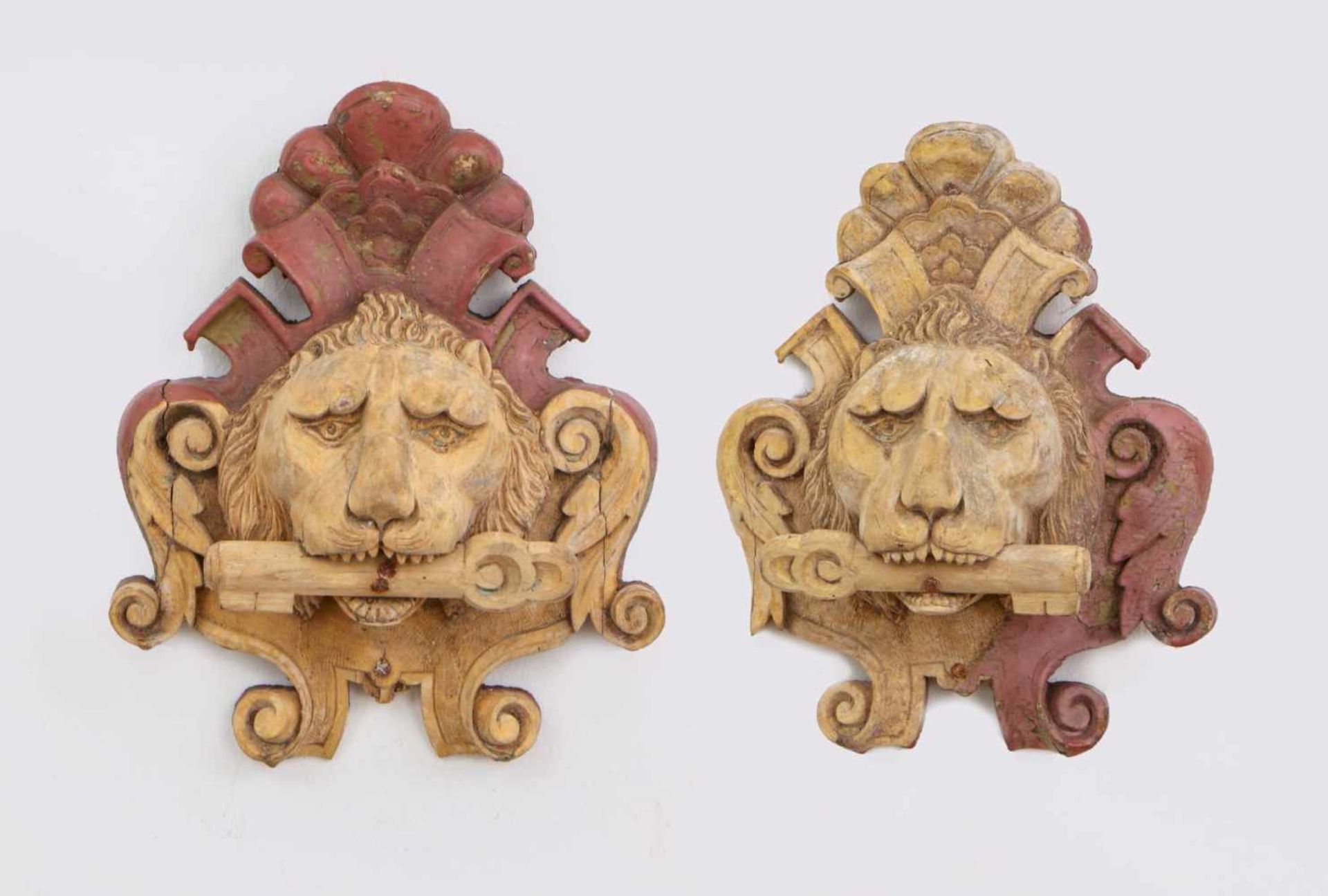 Paar Wandappliken ¨Löwenköpfe, einen Schlüssel im Maul haltend¨Holz, geschnitzt und partiell