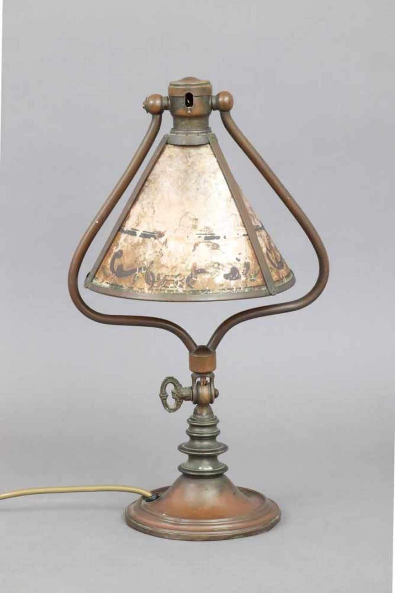 Kleine Tischlampewohl Amerika, um 1890, trichterförmiger Schirm mit irisierender Metallbeschichtung,