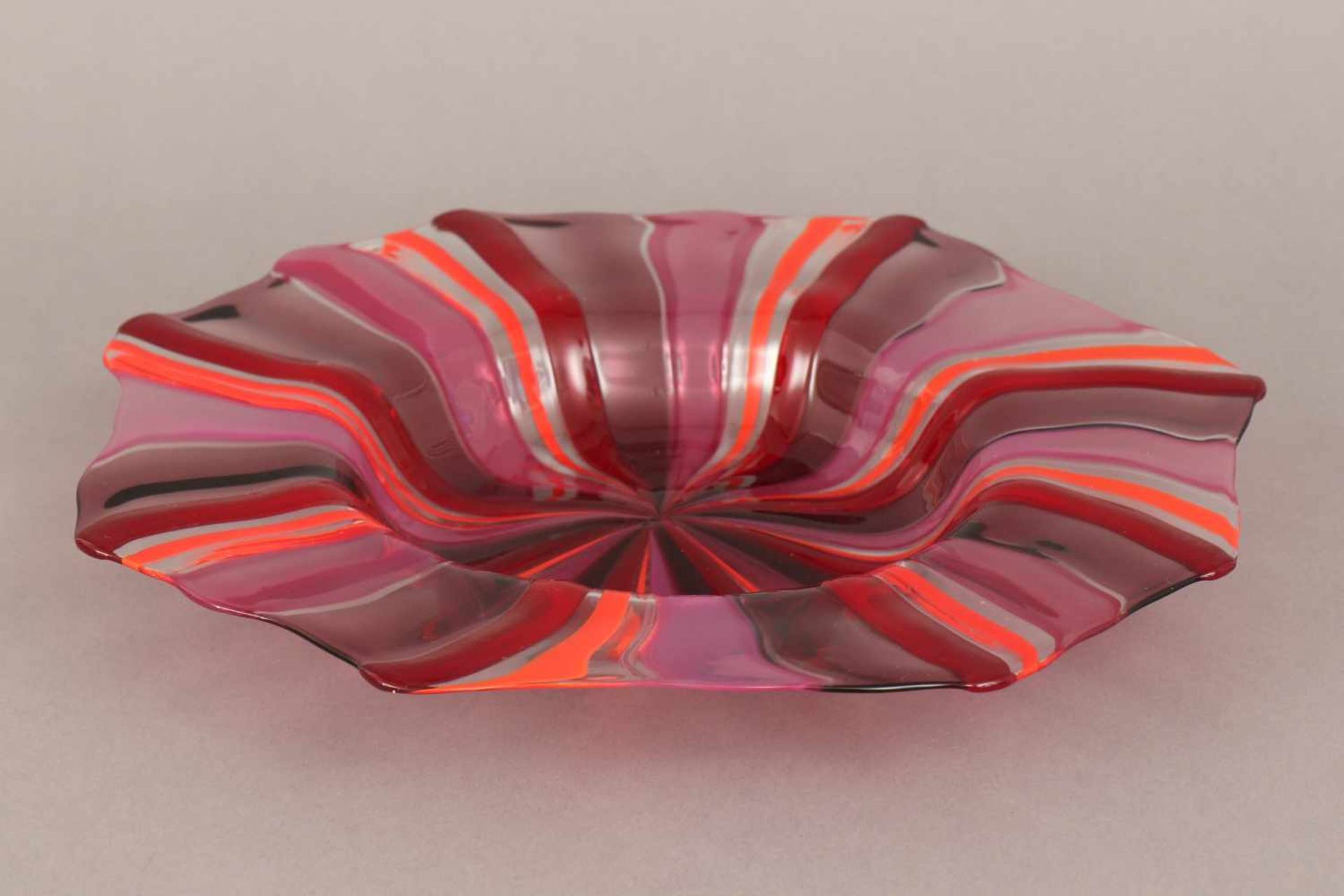 Wohl VENINI Glasschalerunde, wellige Form, vertieft, mit rot-rosa-violettem Streifen-Dekor, D ca.