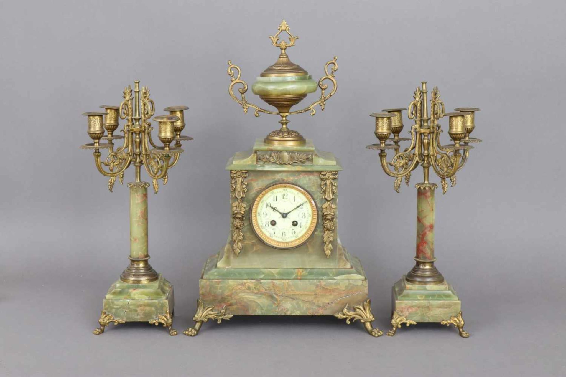 Französische Pendule (Kaminuhr) mit 2 Beisteller-Girandolen, Napoleon IIIOnyx und vergoldetes