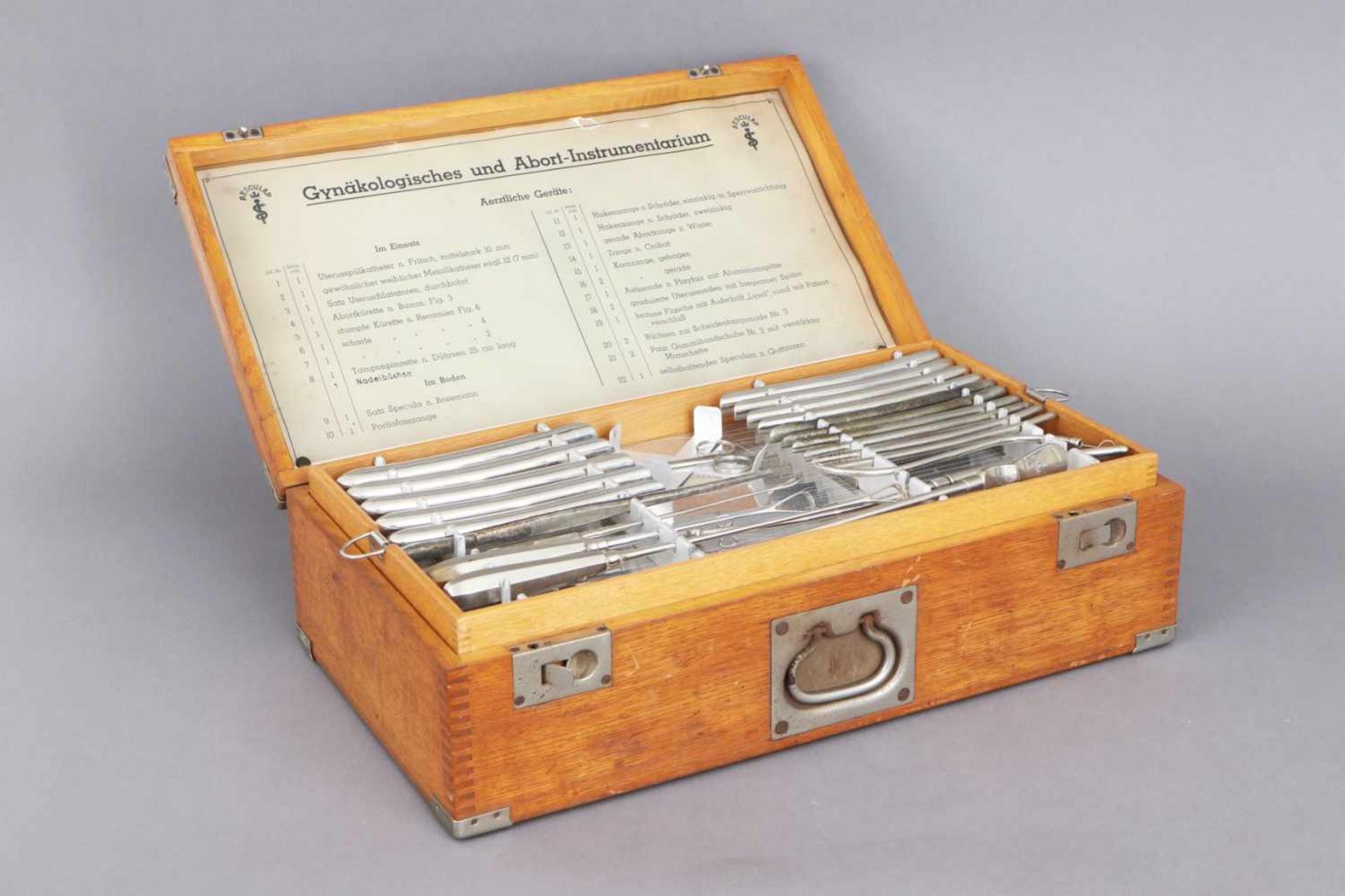 Gynäkologisches und Abort- InstrumentariumHersteller Aesculap, um 1920, Vielzahl Instrumente und