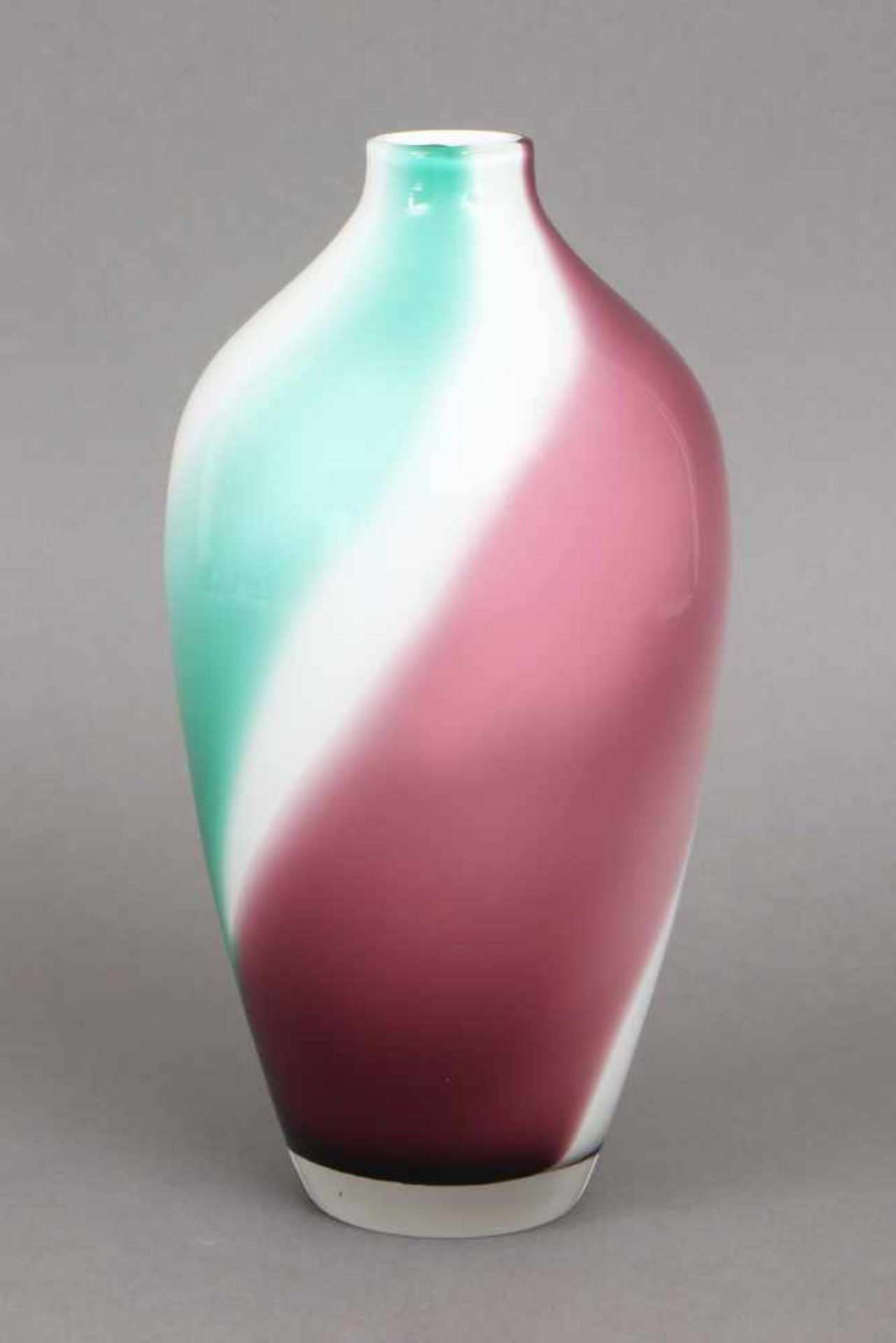 Glasvase in Meiping-Formweiß, grün und violett überfangenes Glas, ovoide Form, unbekannter