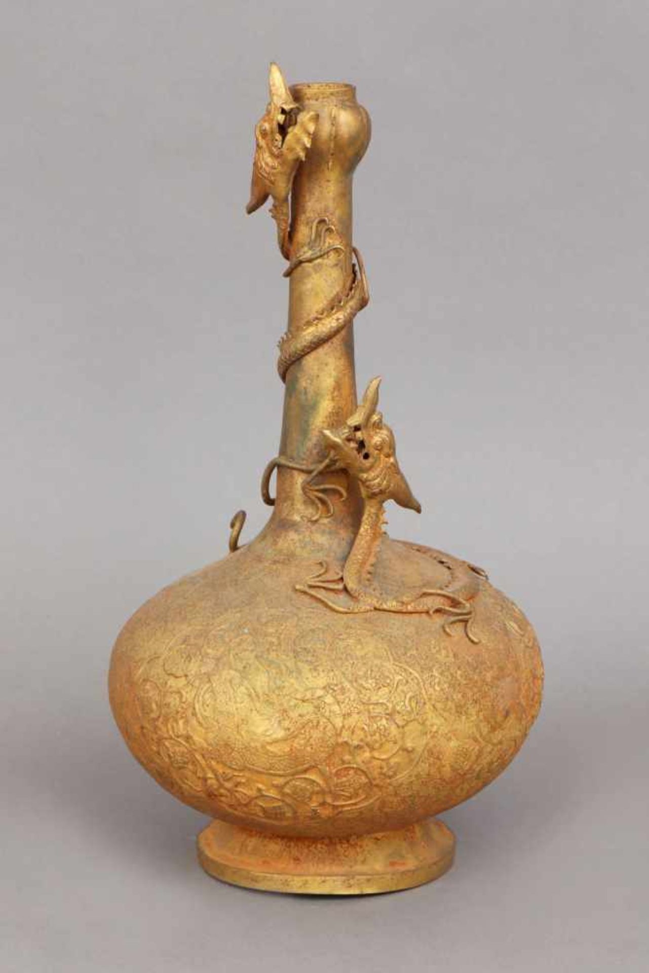 Chinesisches VasengefäßMetall (wohl Bronze und Blech), vergoldet, Alter unbestimmt, bauchiger Korpus