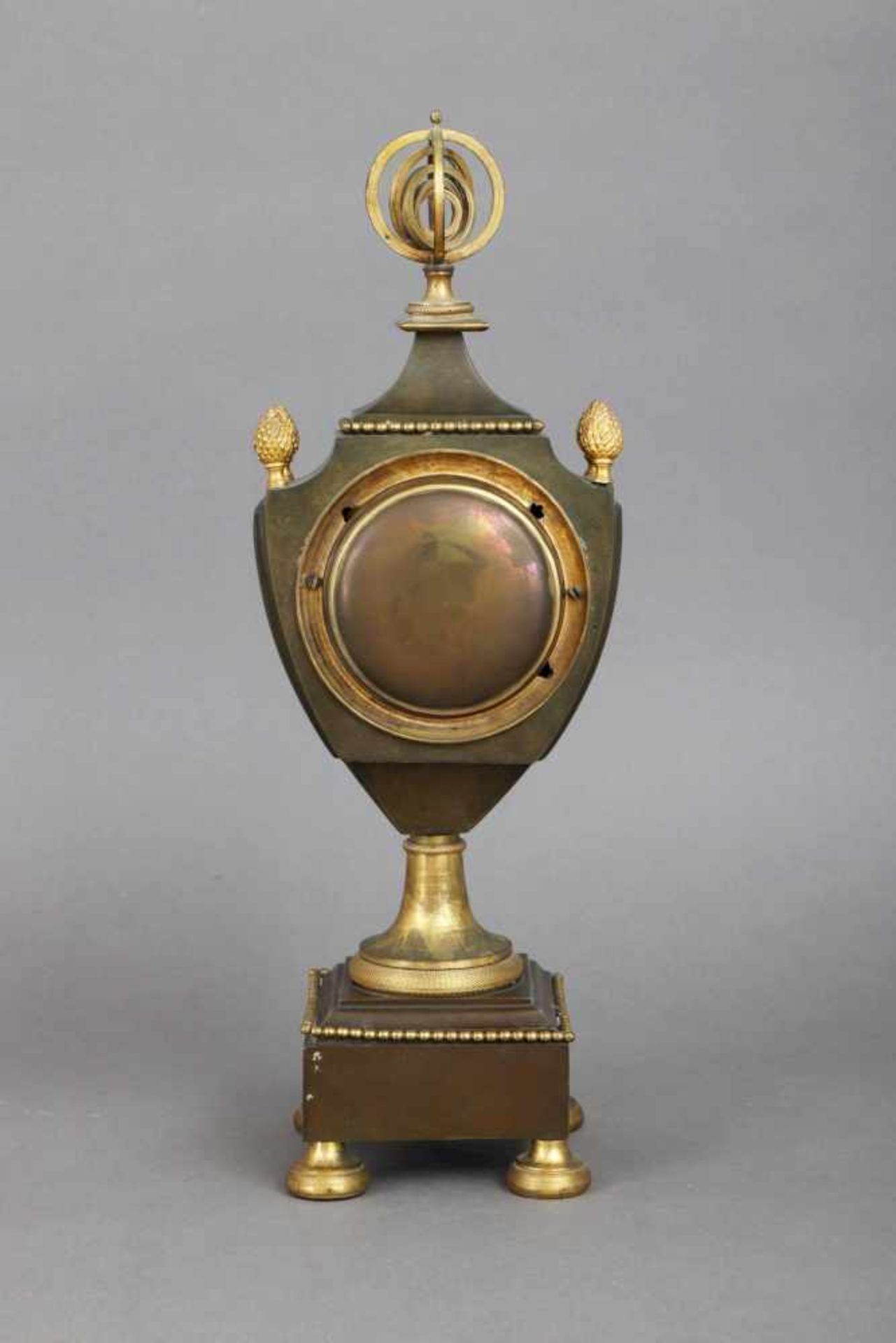Pariser Vasenuhr im Stile des Empireum 1800, gebräunte und vergoldete Bronze, schildförmiger - Bild 2 aus 4