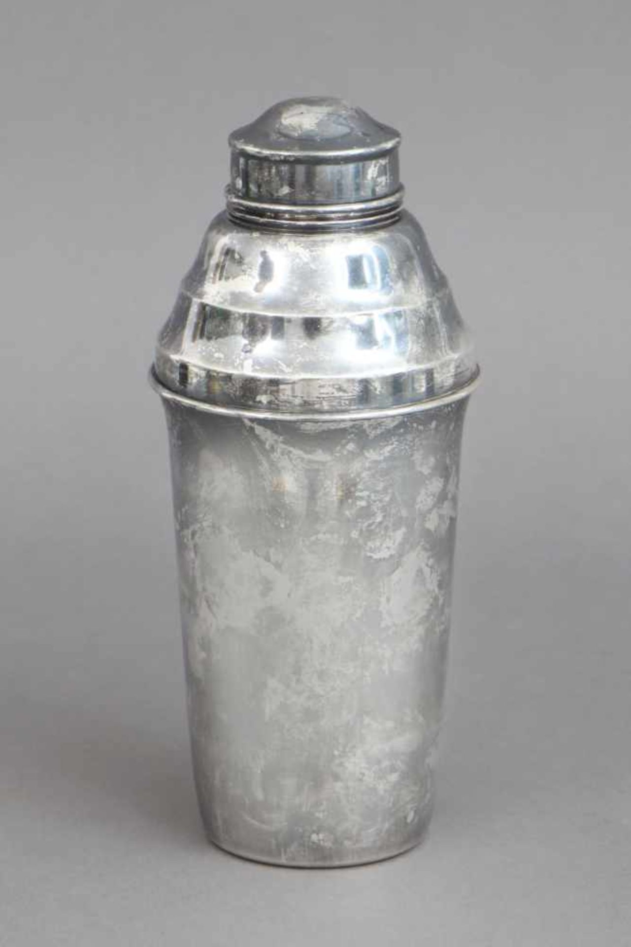 Cocktail Shaker im Stile des Art Decoversilbertes Metall, ungemarkt, H ca. 21cm