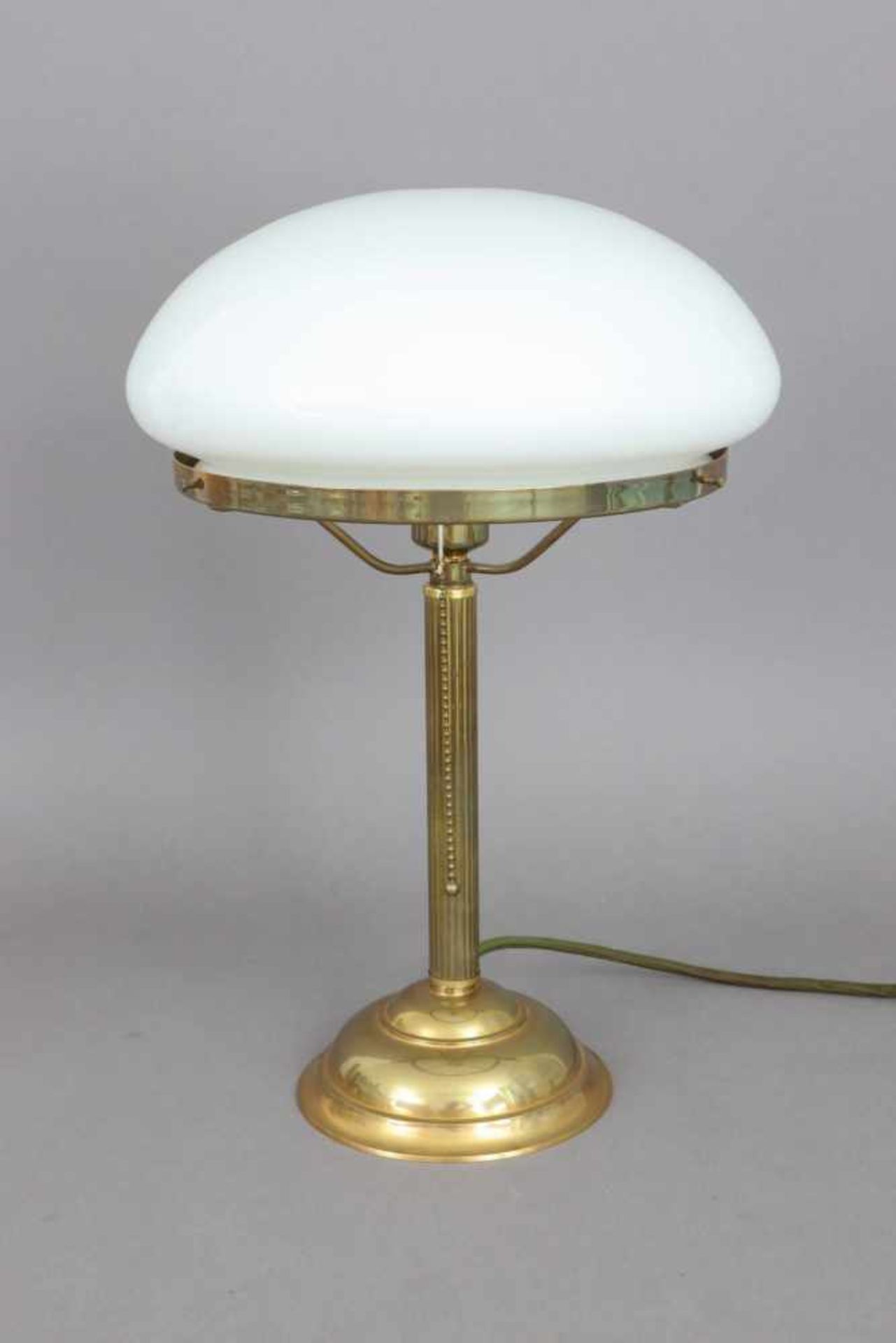 Tischlampe im Stile der JahrhundertwendeMilchglas-Kuppelschirm auf Messing-Säulenstand mit runder