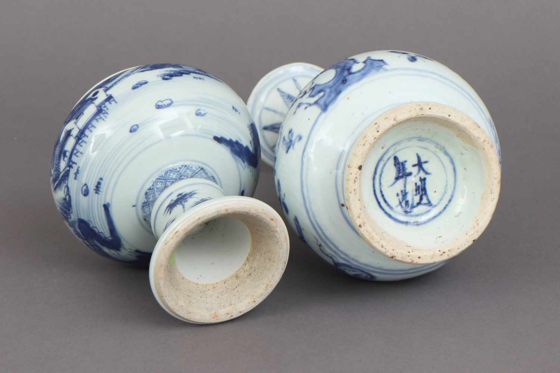 2 Teile chinesisches PorzellanBlaumalerei, 1x tiefbauchige Vase mit Figuren- und Landschaftsdekor (H - Image 3 of 3
