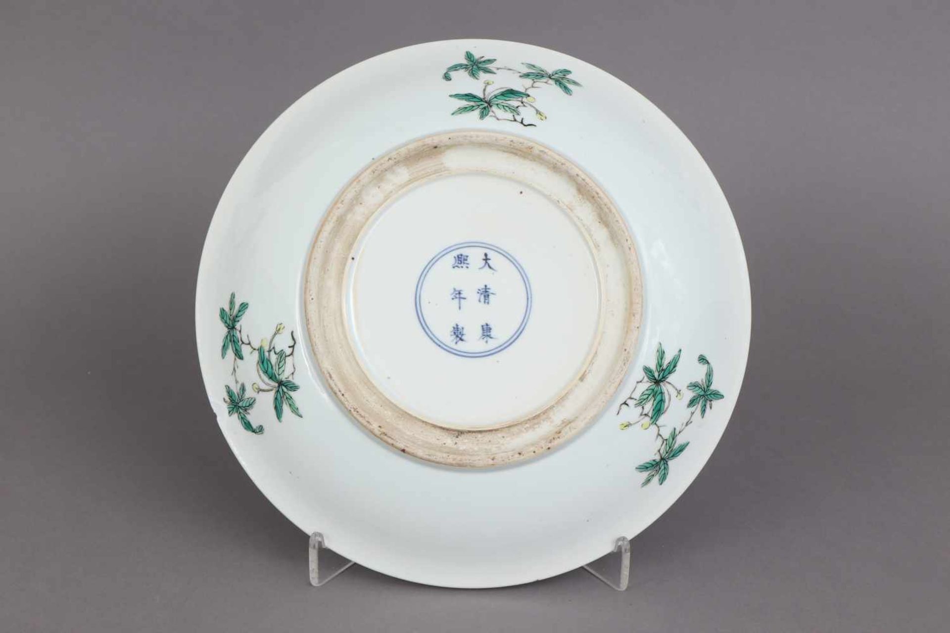 Chinesischer PorzellantellerQing-Dynastie (1644-1912), runder, leicht gemuldeter Teller, im - Bild 3 aus 3