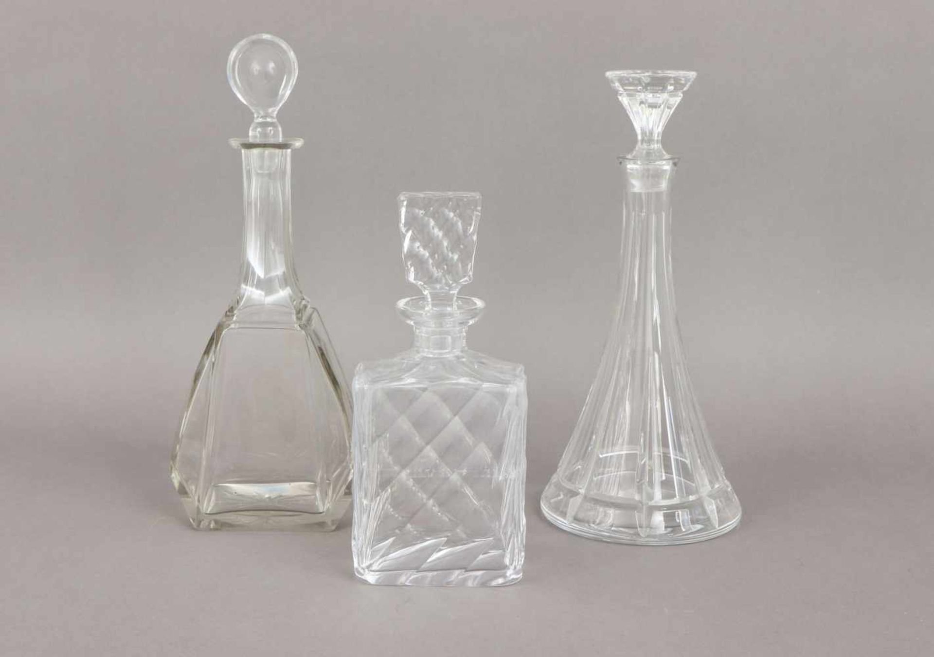 3 Kristall-Karaffendiverse, farbloses Glas, 1x eckig mit Flächenschliff, 1x Kegelform mit