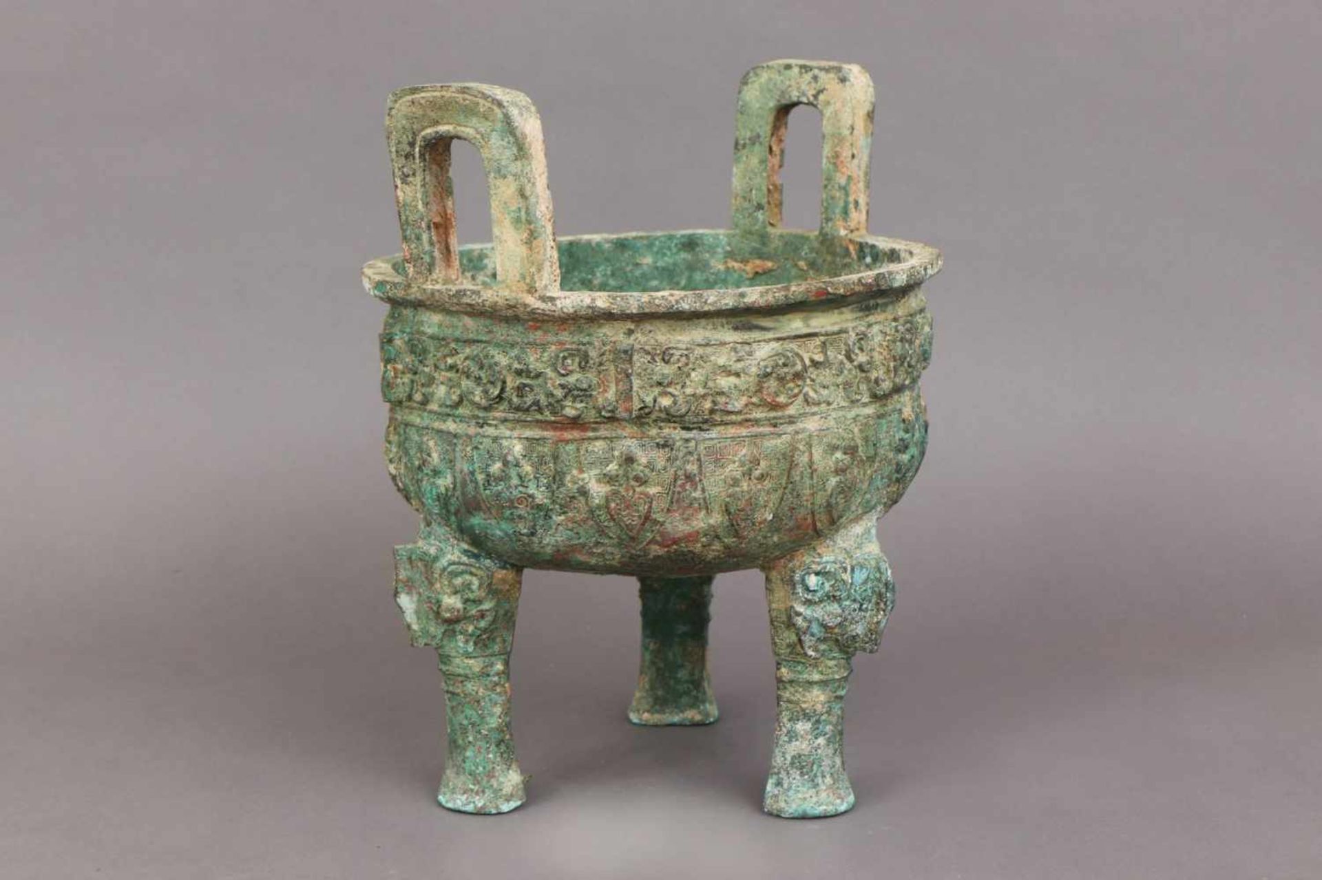 Chinesisches Ding im archaischen StilBronze, grün patiniert, Tripod-Form, runde, tiefe - Bild 2 aus 2