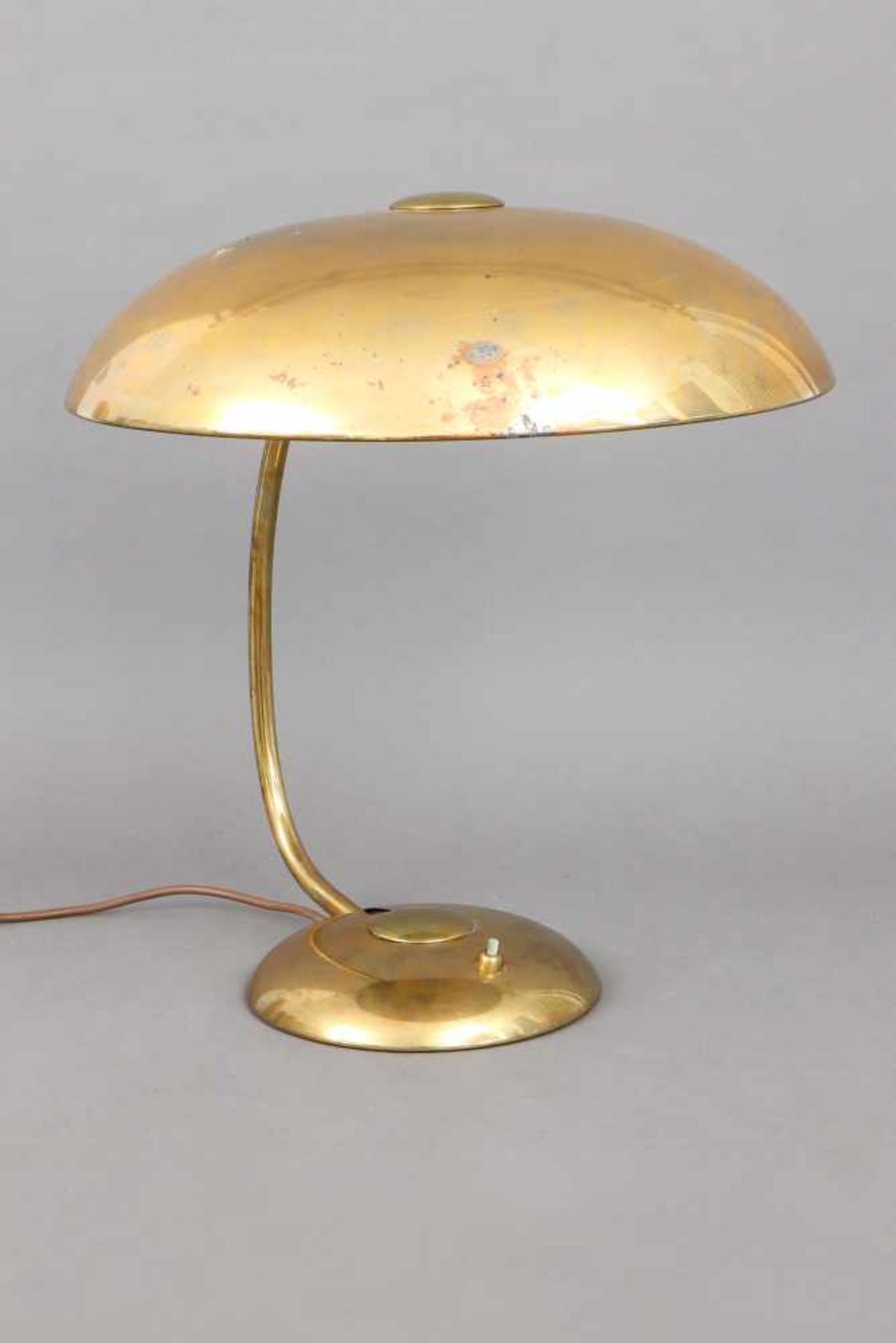 Schreibtischlampe der 1930er JahreMessing, Kuppelschirm, Bogenarm, Rundstand, H ca. 45cm, leichte - Bild 2 aus 2