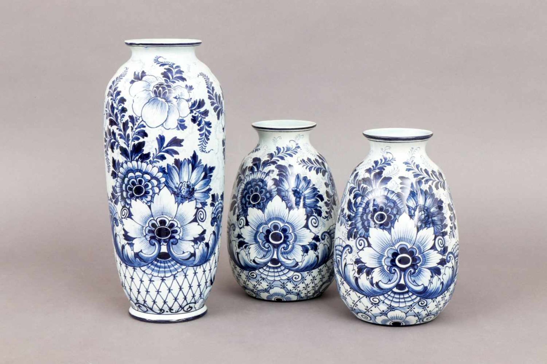 3 DELFT VasenFayence, um 1900, 1x schlanker Korpus auf leicht eingezogenem Rundfuß mit leicht