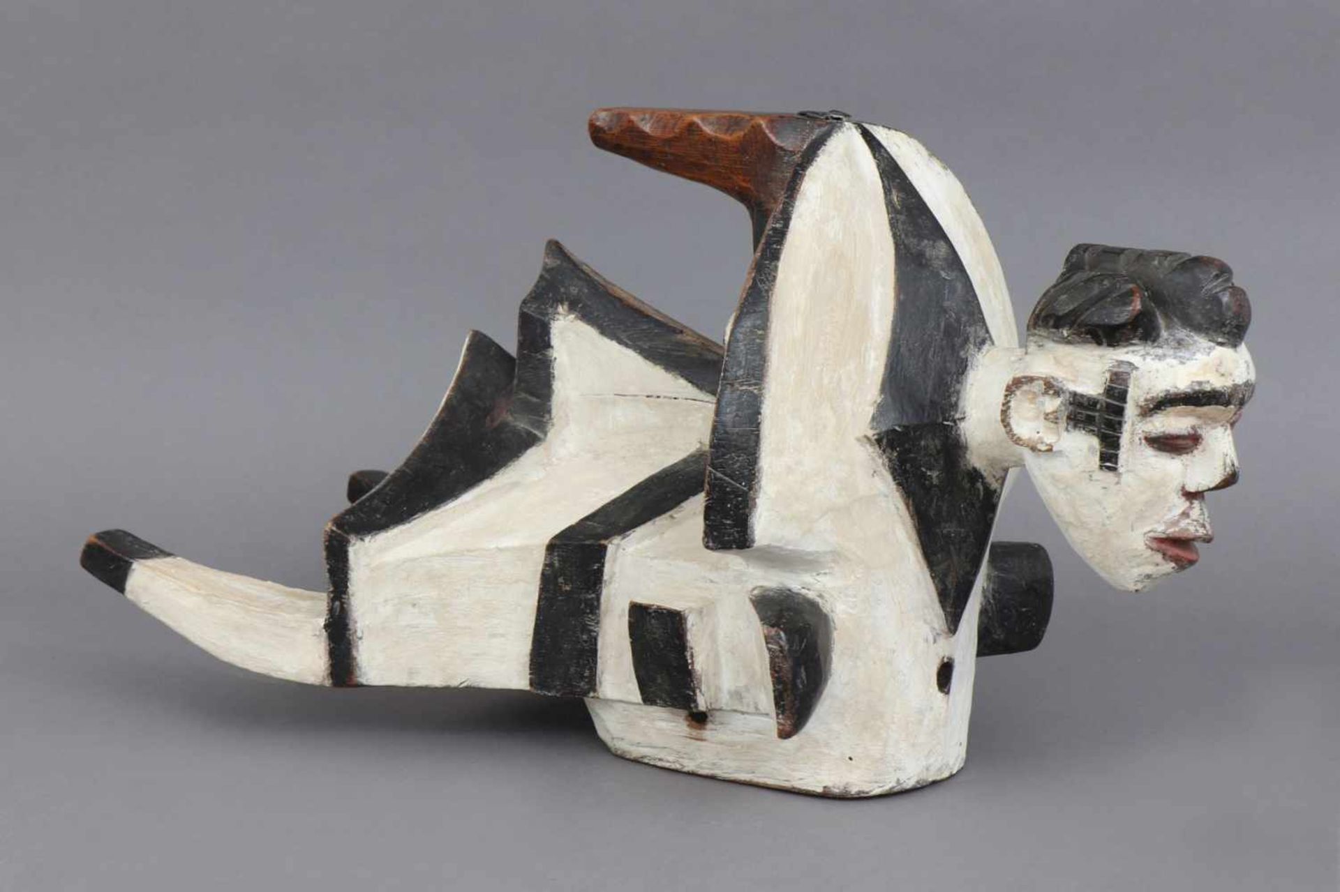 Afrikanische Ogbodo Engi Elefanten-Maske der Igbo-Izi, Nigeria Holz, geschnitzt, mit Kaolin und