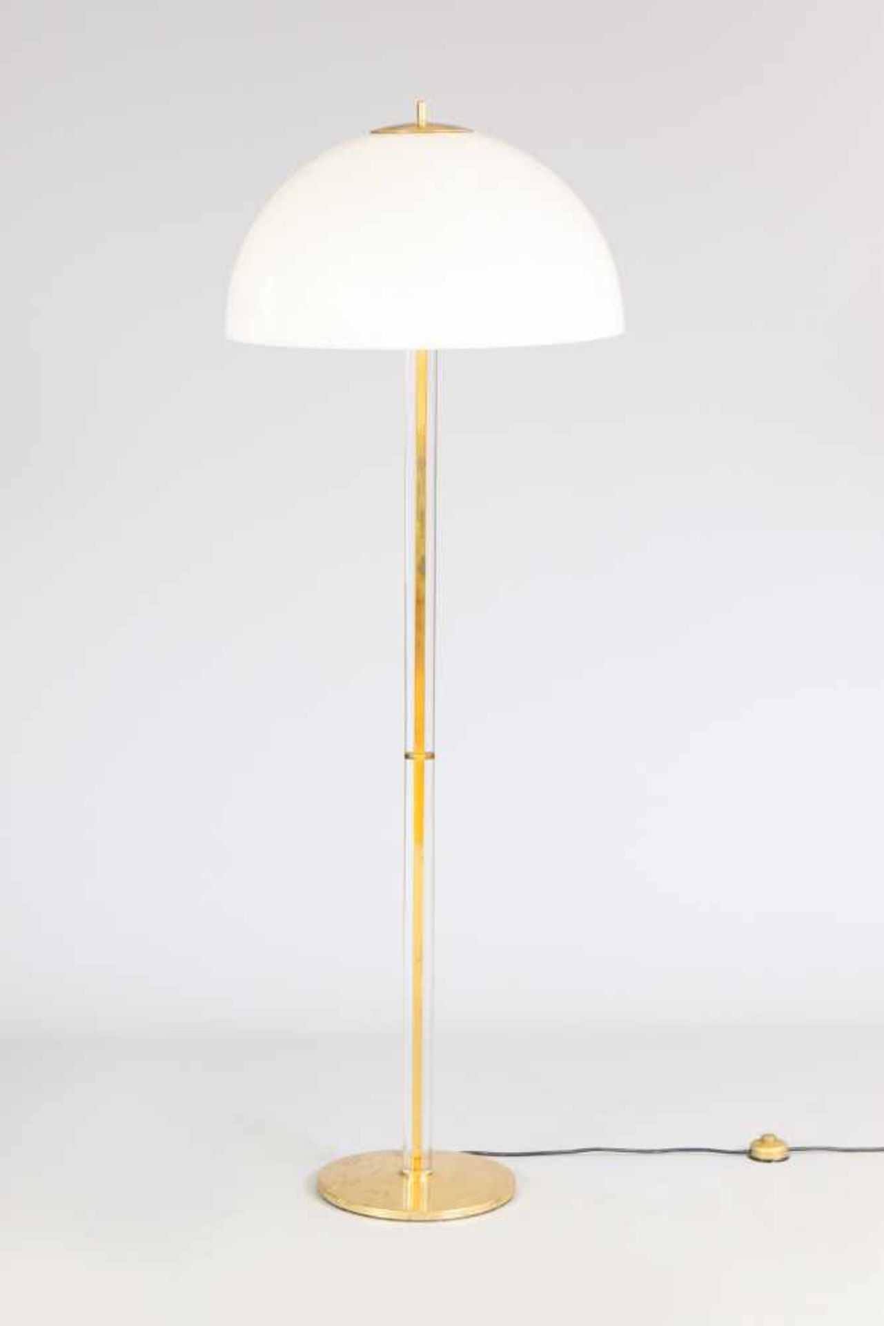 Stehlampe im Stile der 1970er Jahrekuppelförmiger Kunststoff-Schirm auf stangenförmigem Messing-